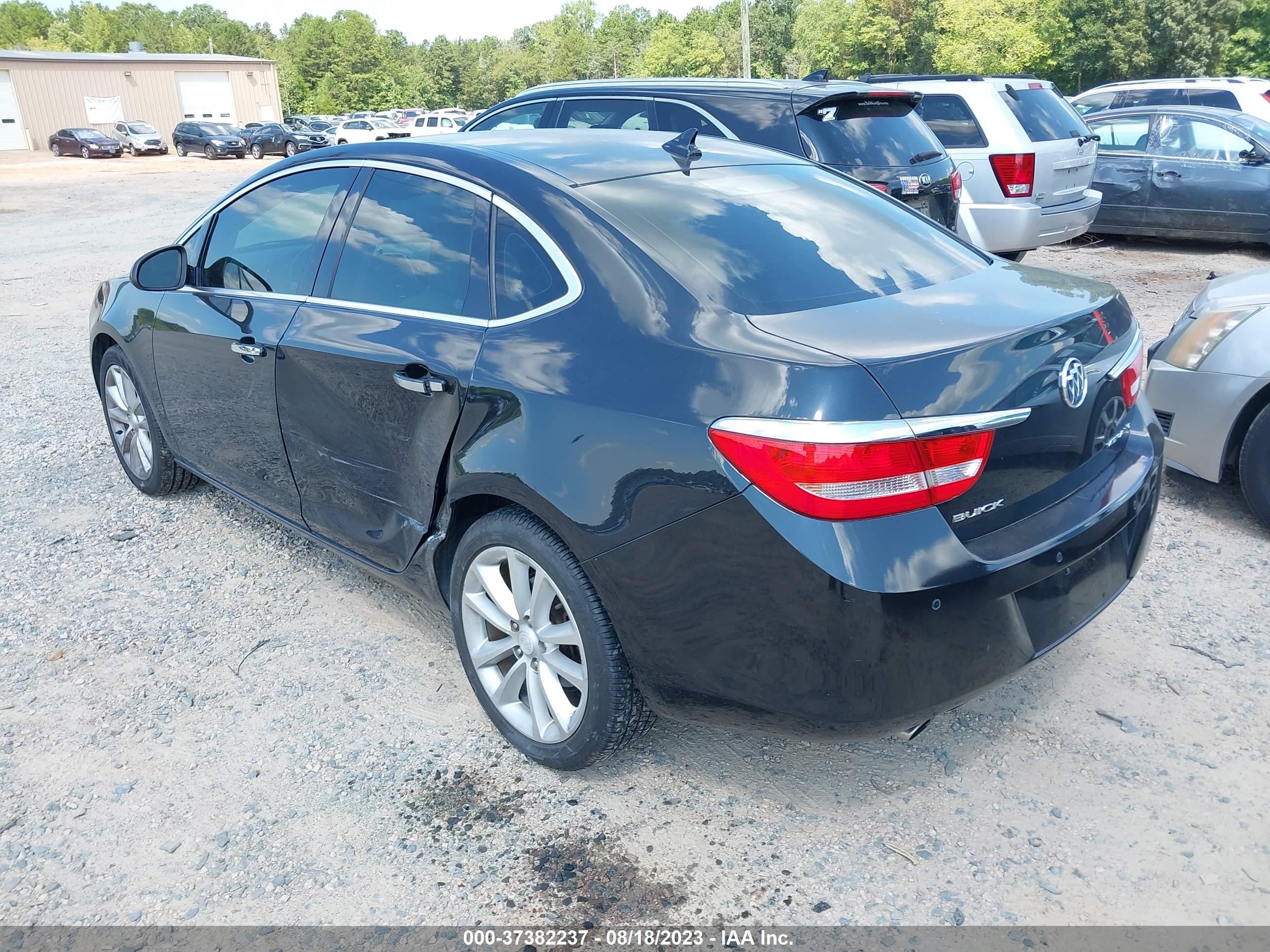 Photo 2 VIN: 1G4PP5SK9D4212170 - BUICK VERANO 