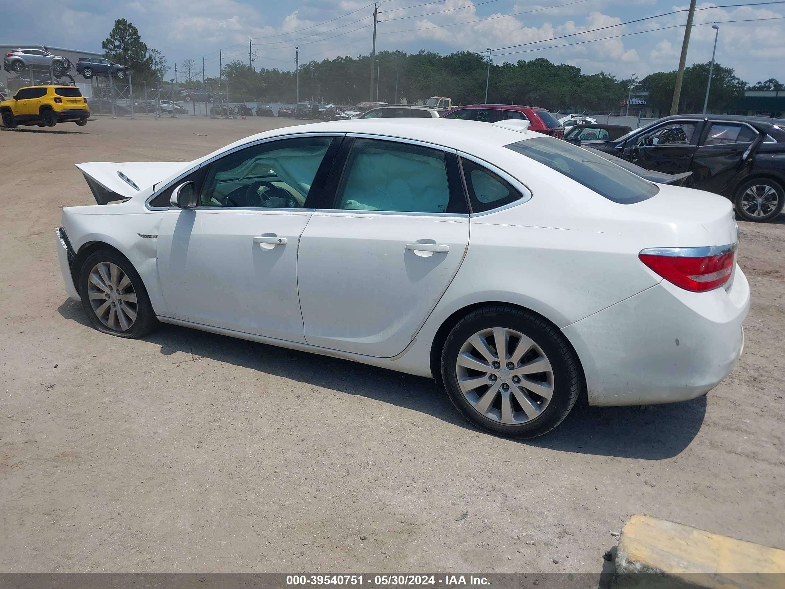 Photo 2 VIN: 1G4PP5SK9F4180145 - BUICK VERANO 