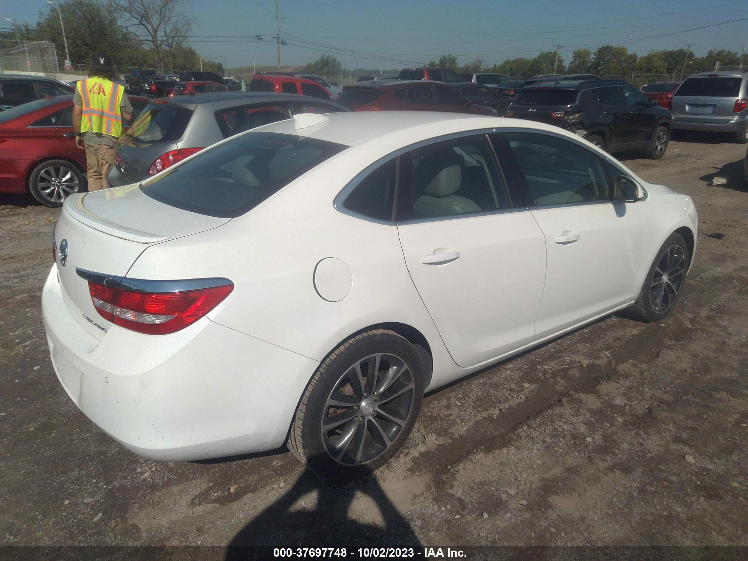 Photo 3 VIN: 1G4PR5SK1H4120728 - BUICK VERANO 