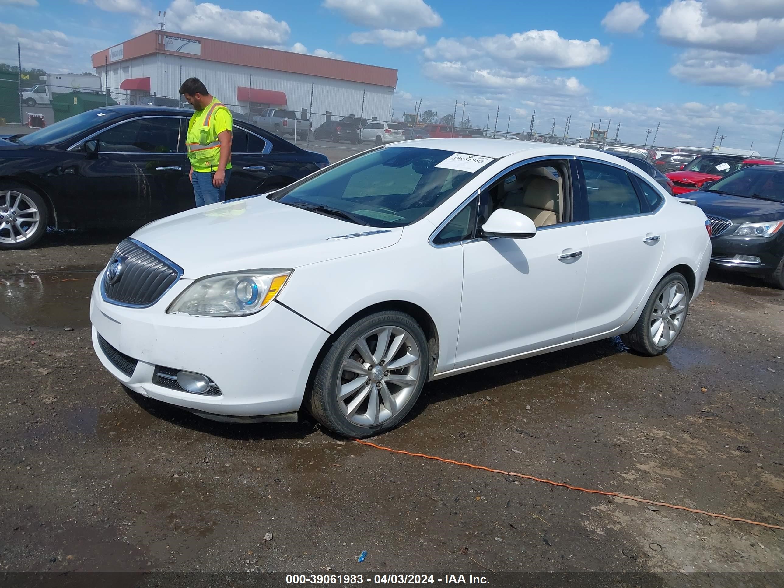 Photo 1 VIN: 1G4PR5SK9E4154380 - BUICK VERANO 