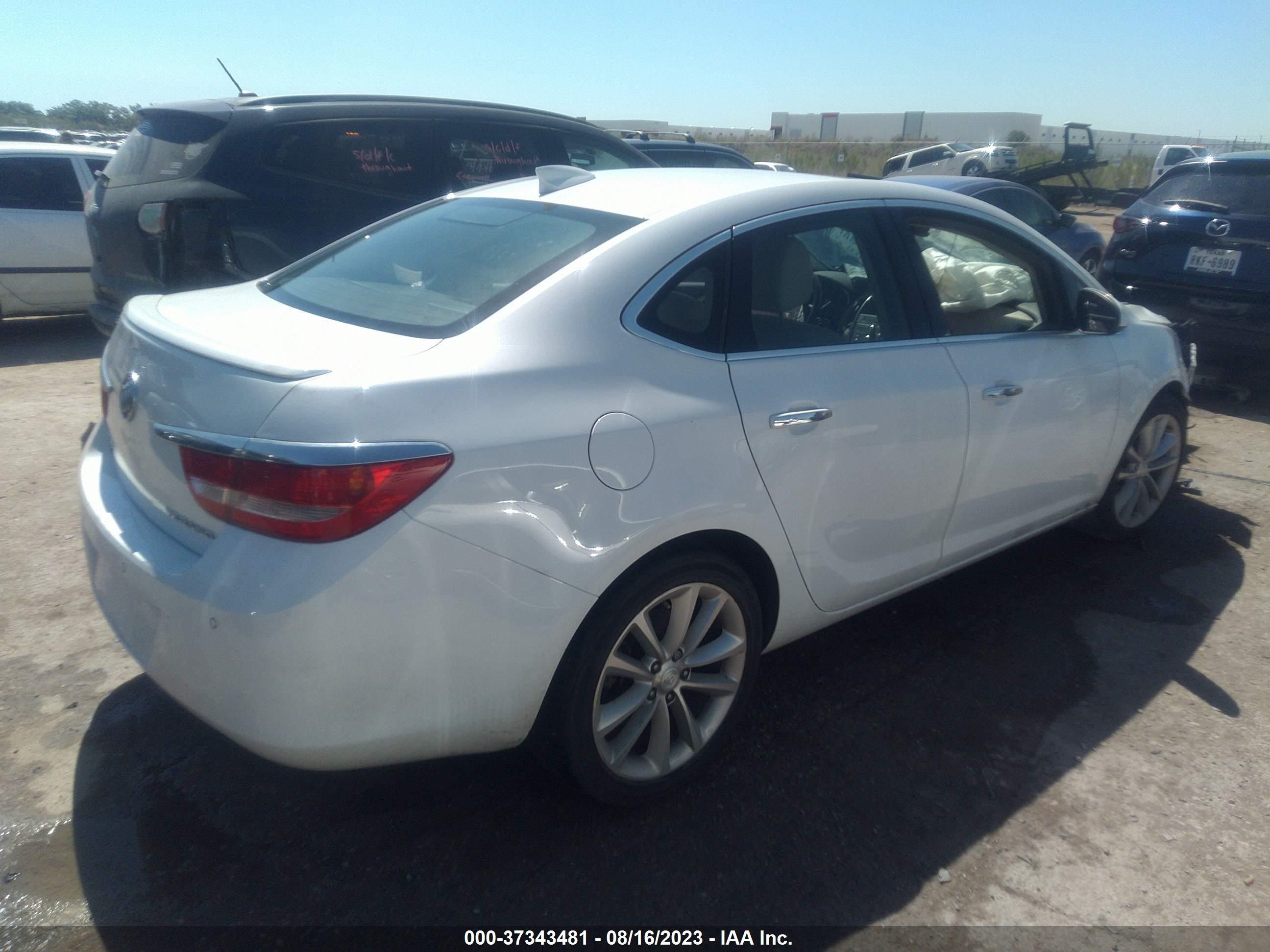 Photo 3 VIN: 1G4PS5SK0G4171818 - BUICK VERANO 