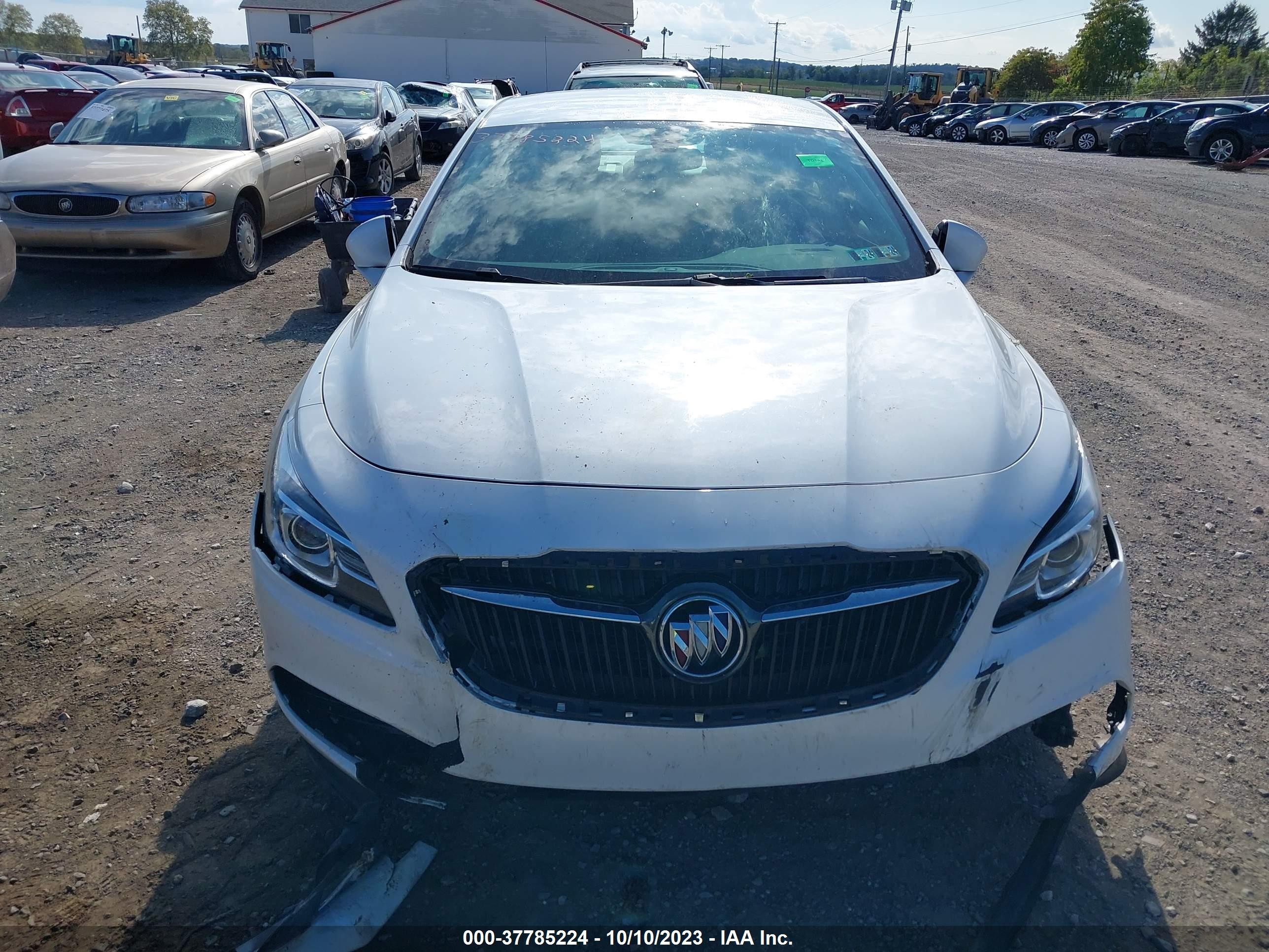 Photo 11 VIN: 1G4ZP5SS9HU164099 - BUICK LACROSSE 