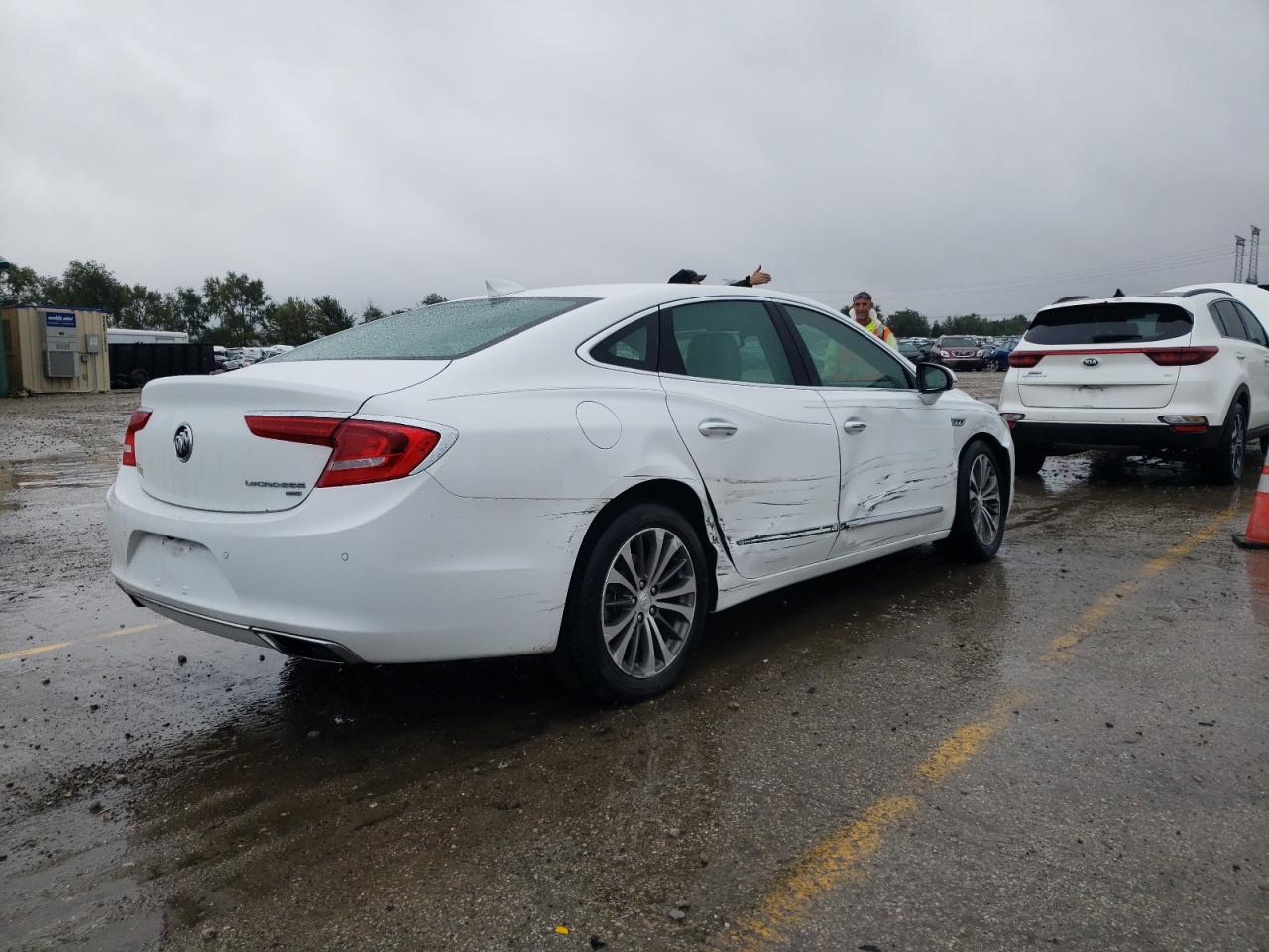 Photo 2 VIN: 1G4ZR5SS7KU100340 - BUICK LACROSSE 