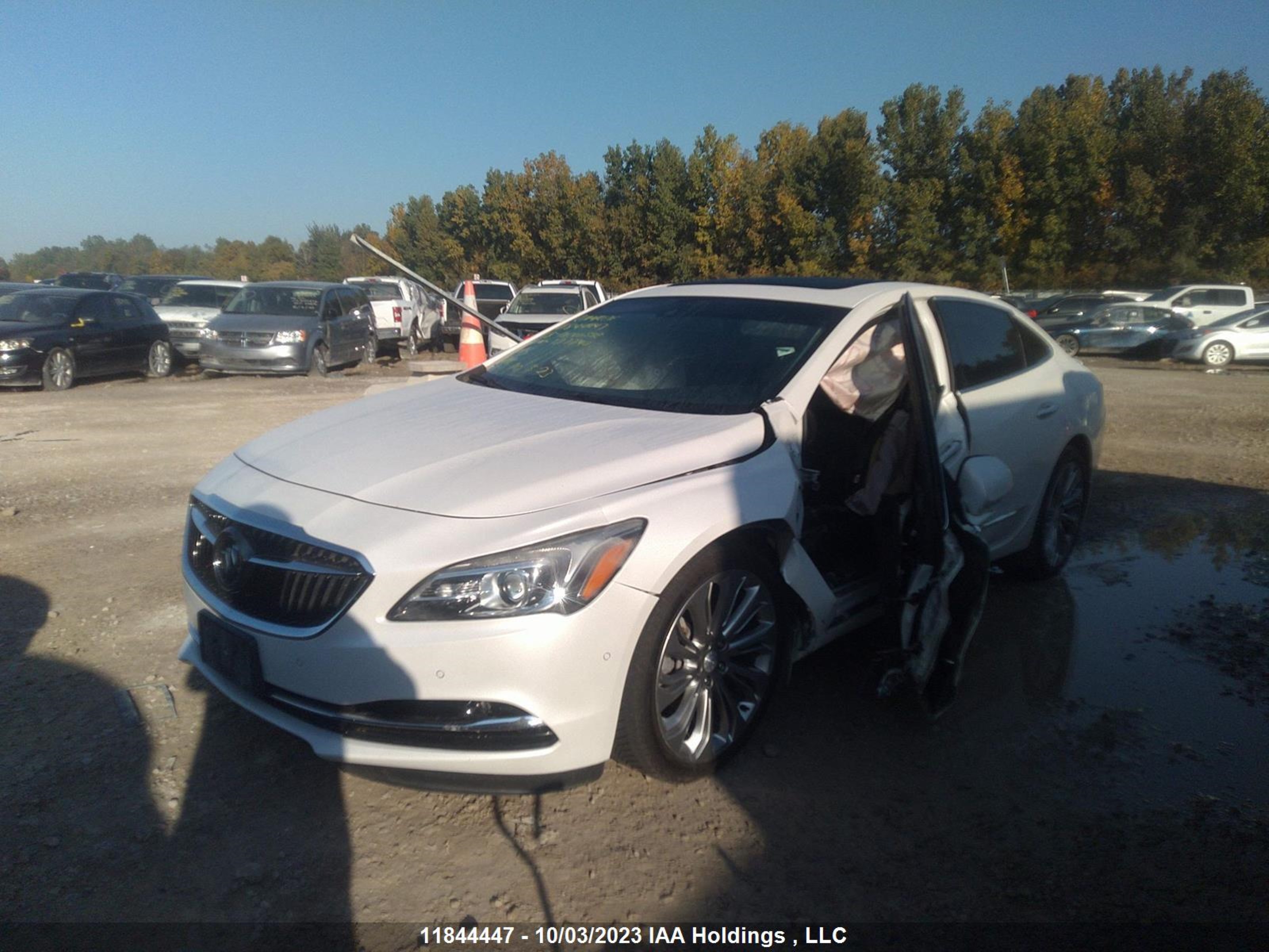 Photo 1 VIN: 1G4ZR5SS8JU127240 - BUICK LACROSSE 