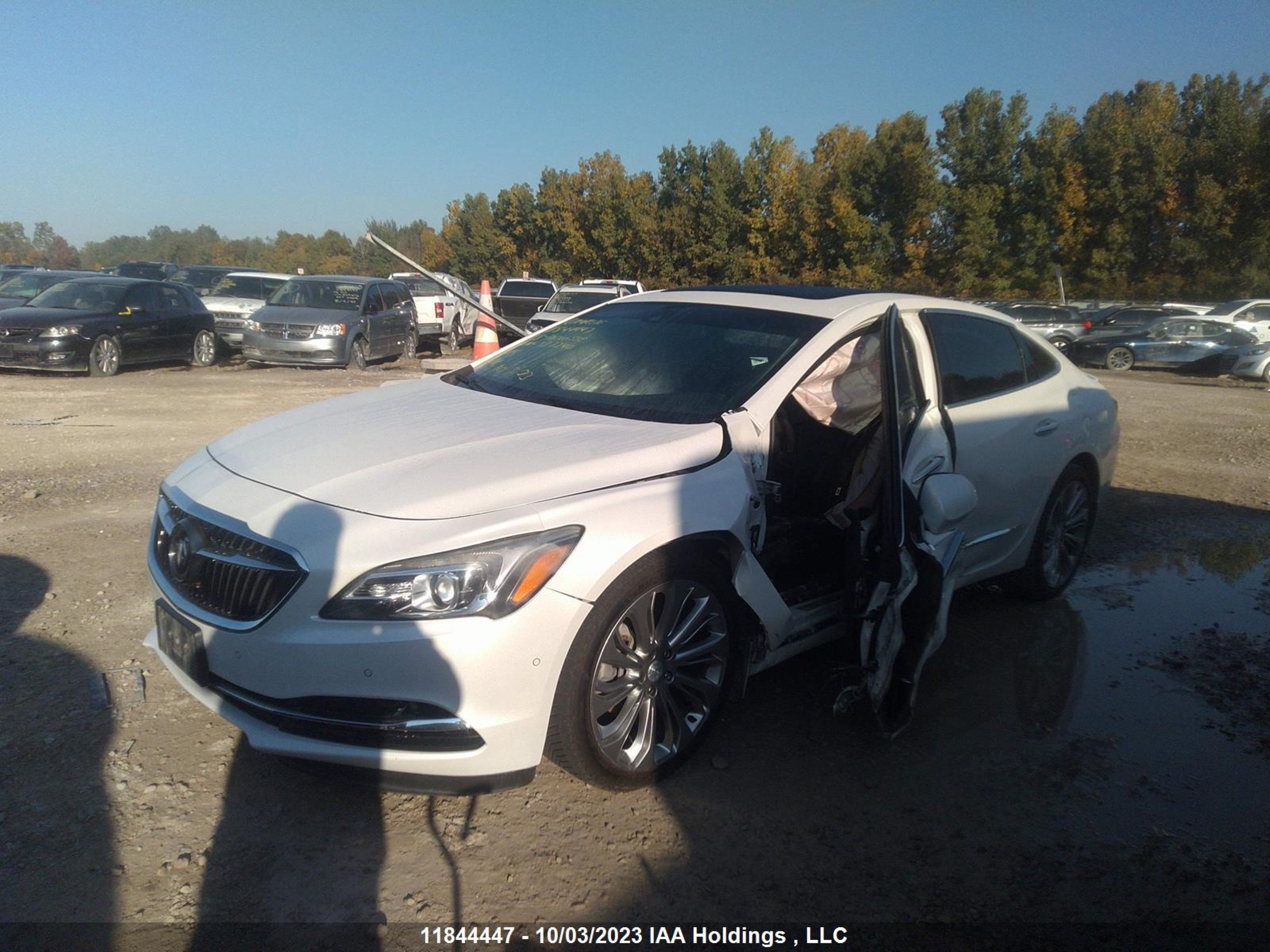 Photo 5 VIN: 1G4ZR5SS8JU127240 - BUICK LACROSSE 