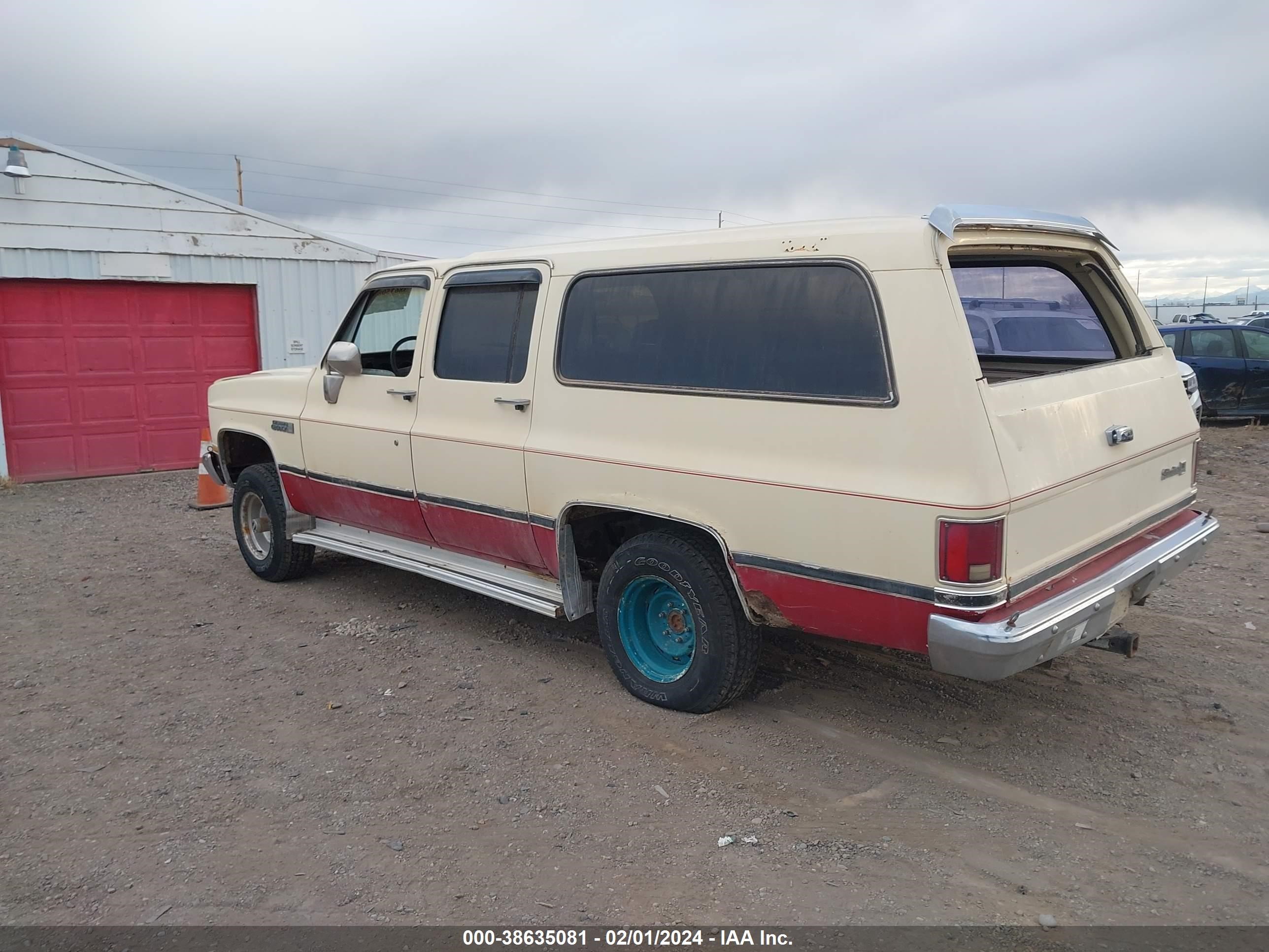 Photo 2 VIN: 1G5EK16L7BF513129 - GMC SUBURBAN 