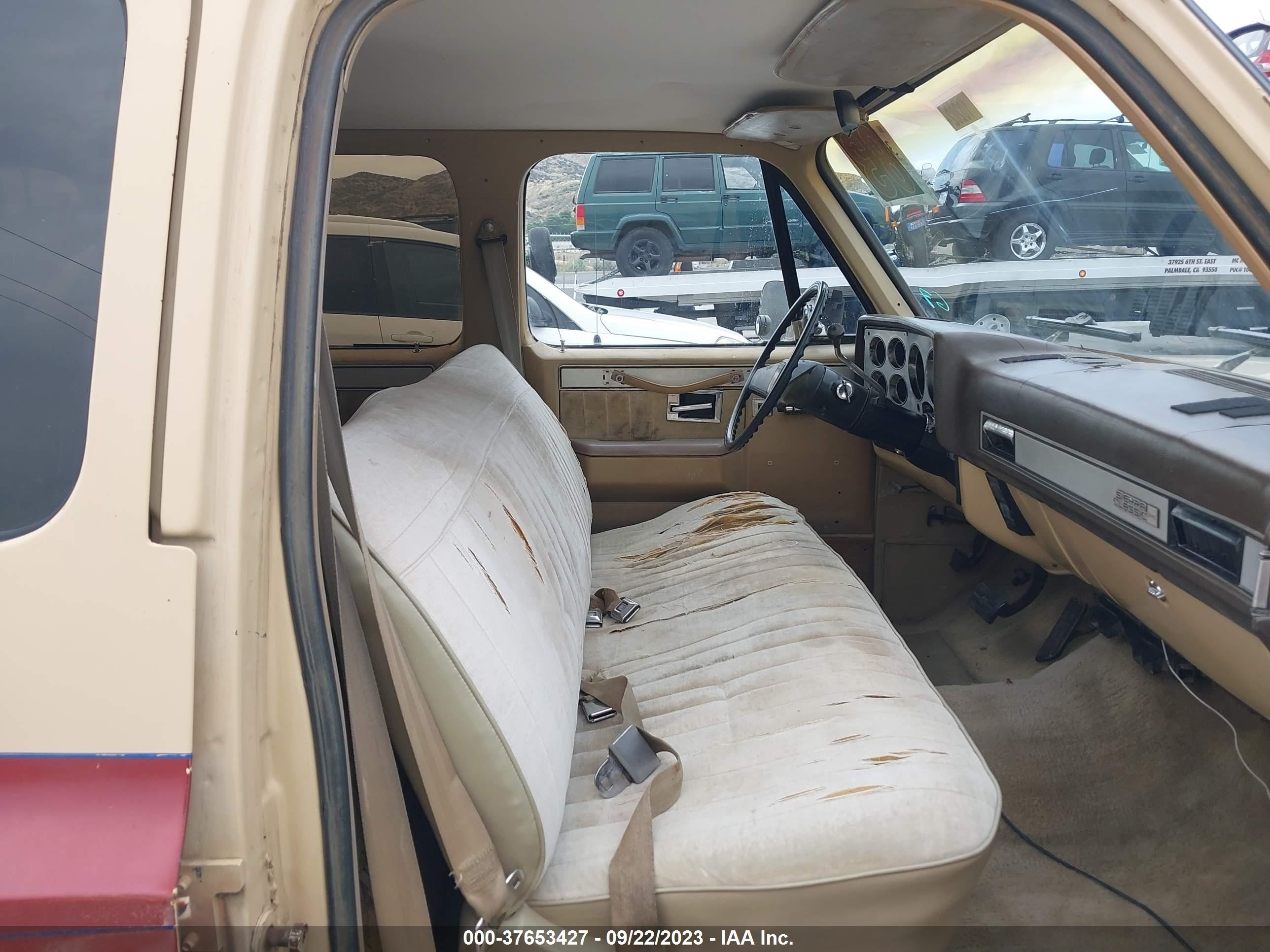 Photo 4 VIN: 1G5GC26W7DF518176 - GMC SUBURBAN 