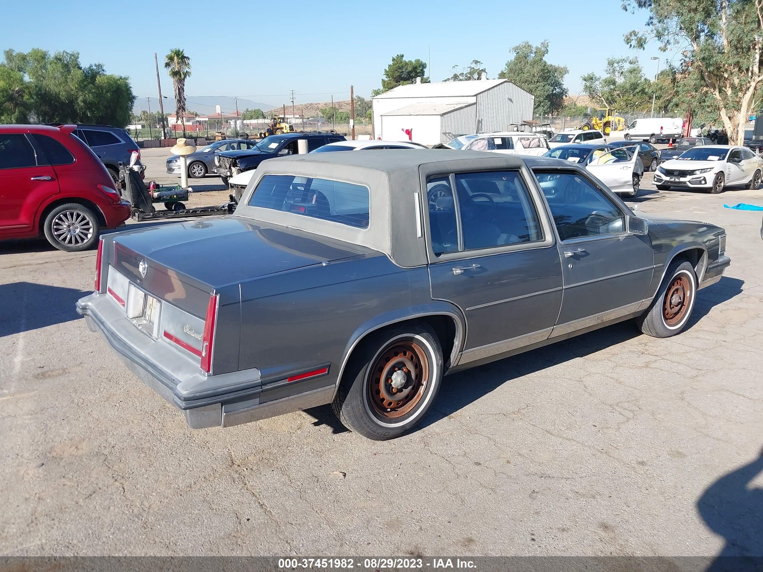 Photo 3 VIN: 1G6CB6981F4365133 - CADILLAC FLEETWOOD 