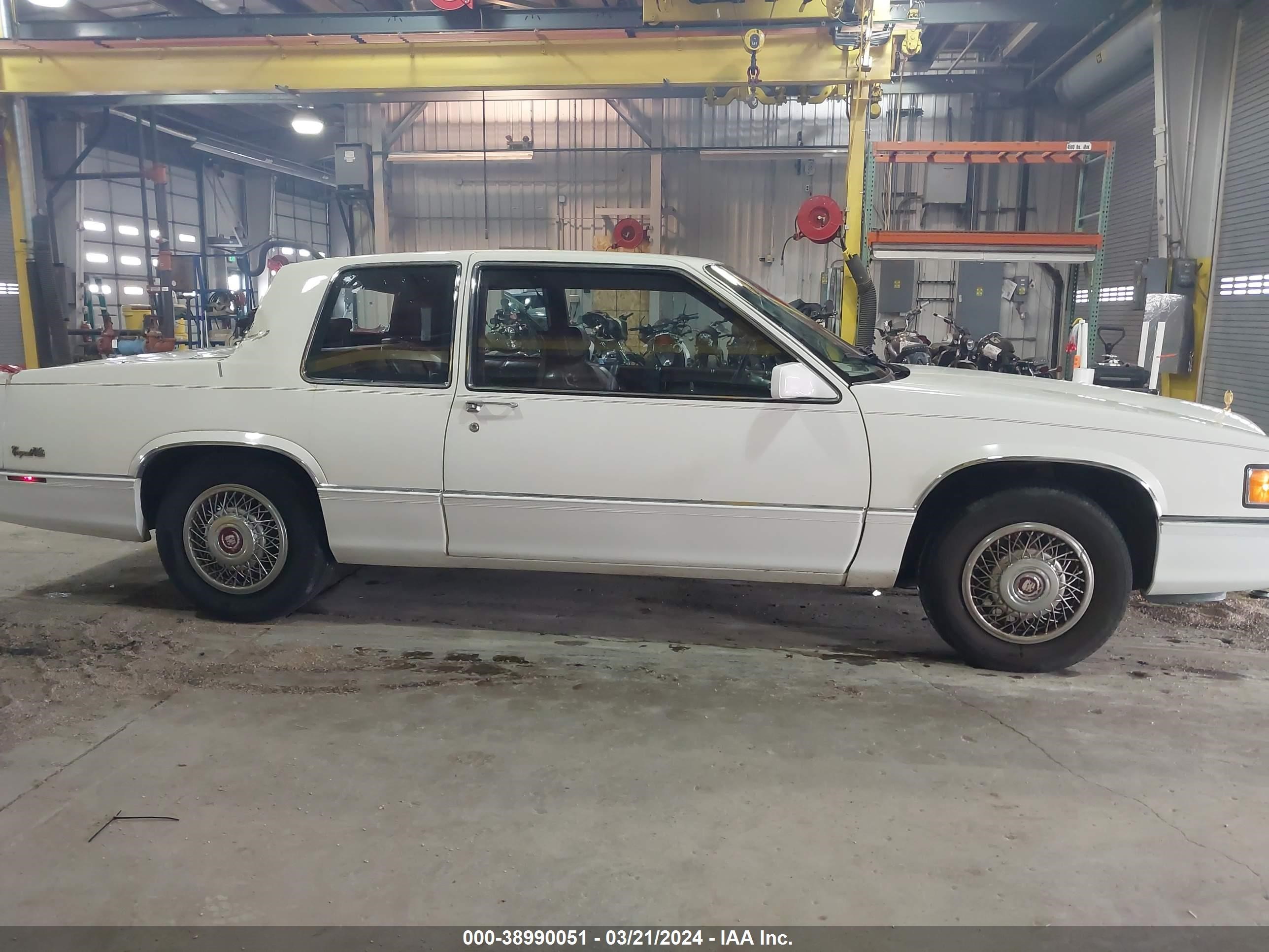 Photo 13 VIN: 1G6CD1150K4258129 - CADILLAC DE VILLE 