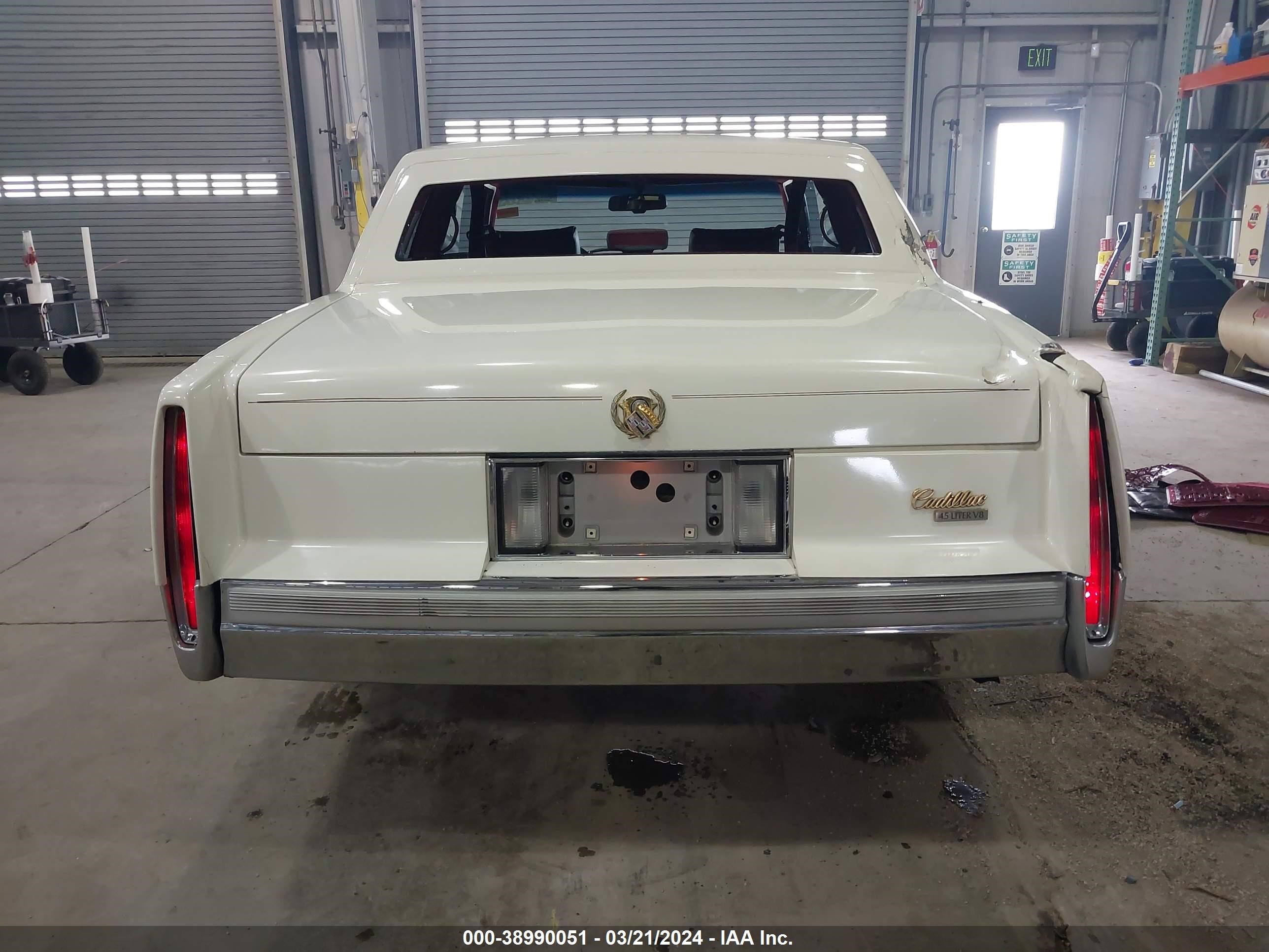 Photo 16 VIN: 1G6CD1150K4258129 - CADILLAC DE VILLE 