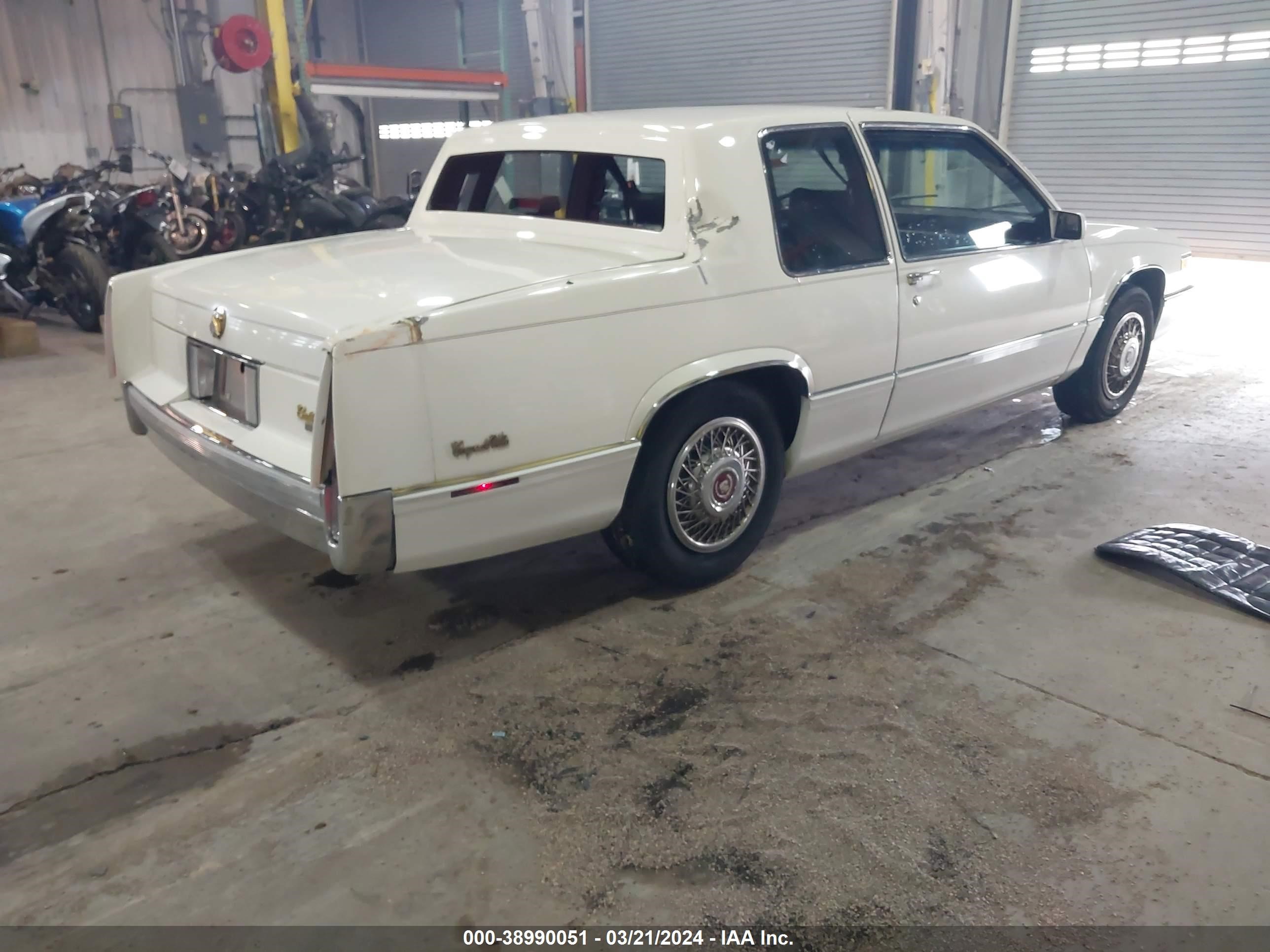 Photo 3 VIN: 1G6CD1150K4258129 - CADILLAC DE VILLE 