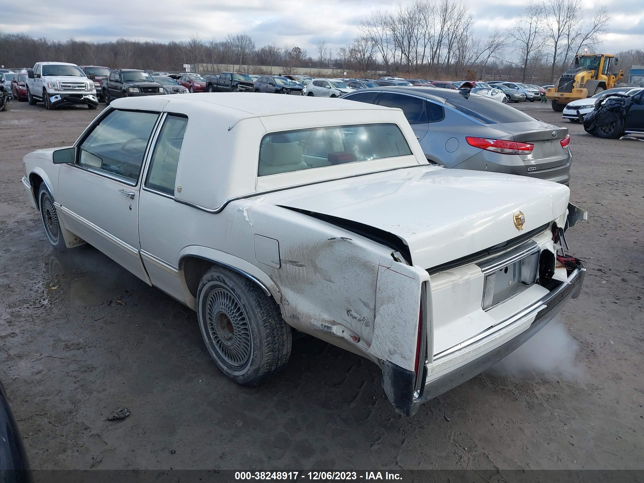 Photo 2 VIN: 1G6CD1150K4315896 - CADILLAC DE VILLE 