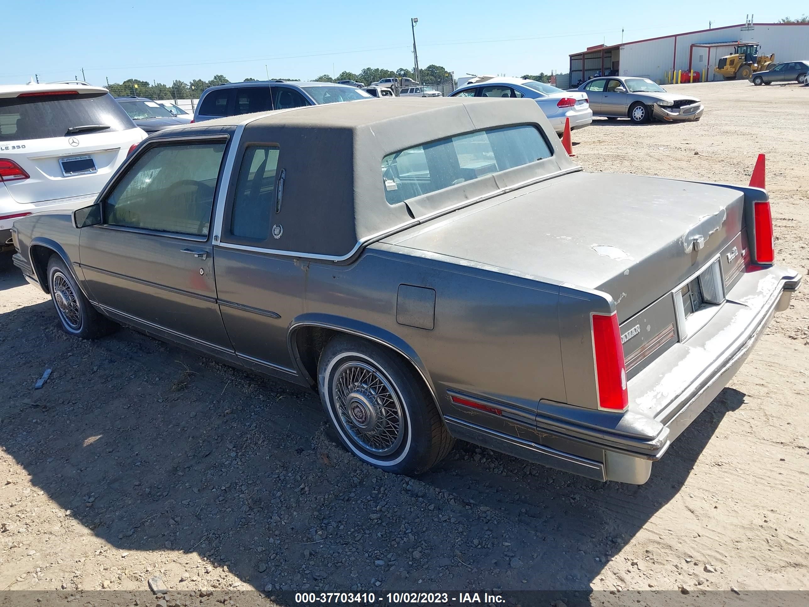 Photo 2 VIN: 1G6CD1156J4334936 - CADILLAC DE VILLE 