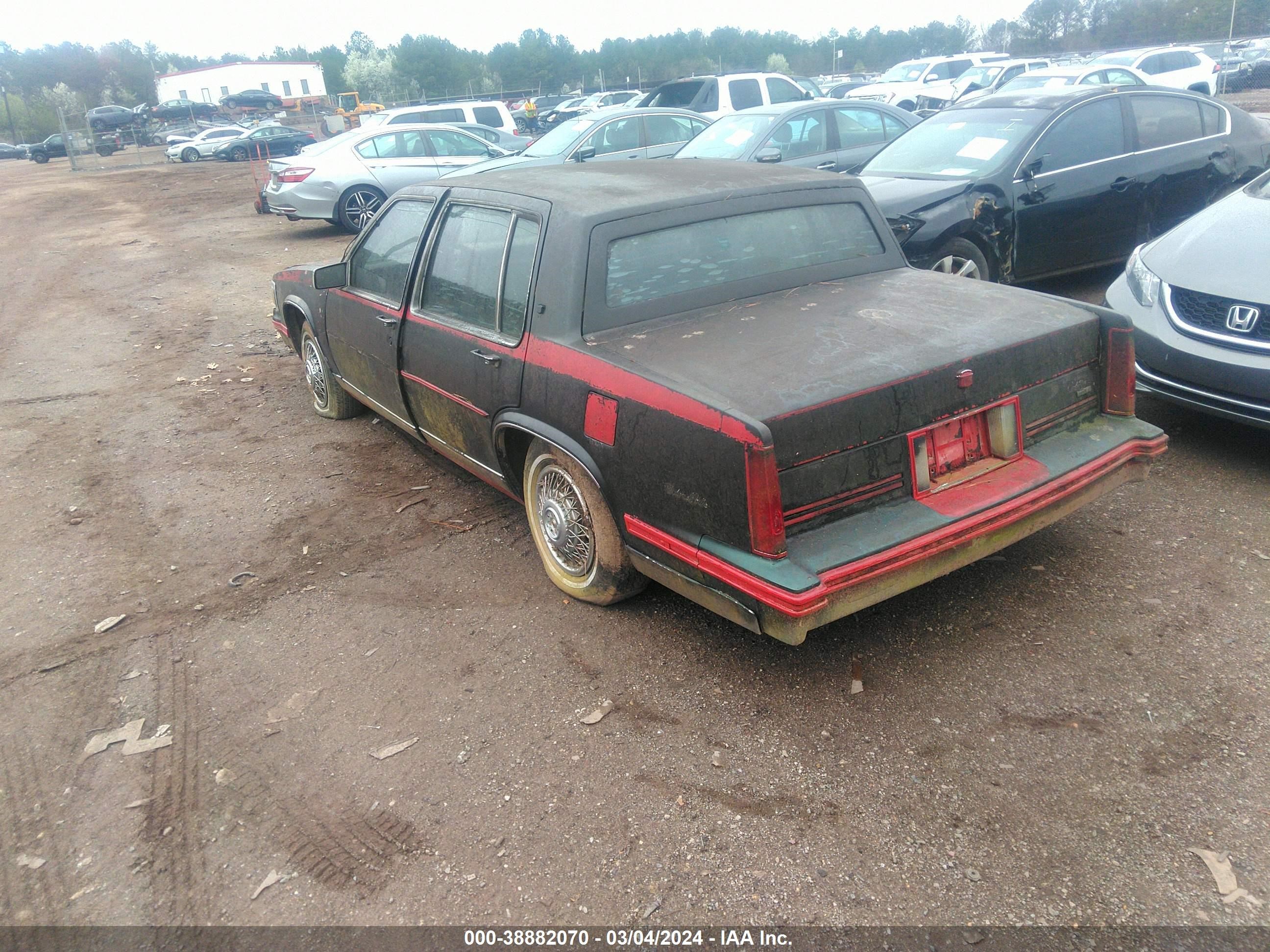 Photo 2 VIN: 1G6CD515XJ4252991 - CADILLAC DE VILLE 