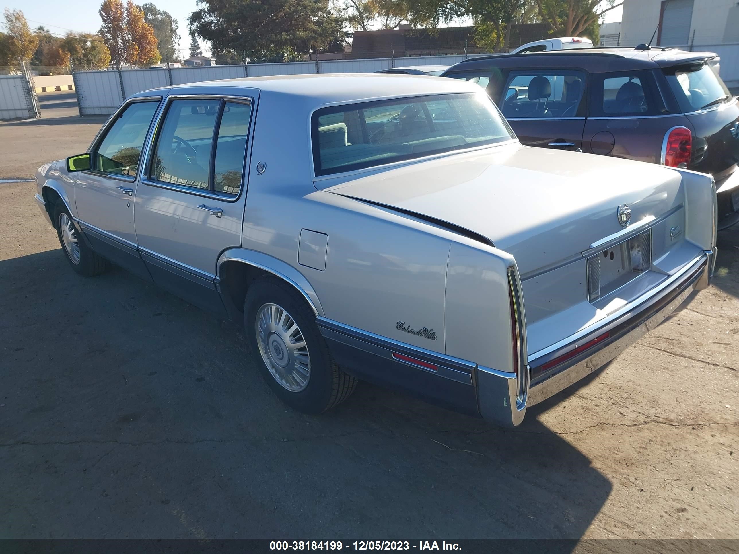 Photo 2 VIN: 1G6CD53B1P4299225 - CADILLAC DE VILLE 