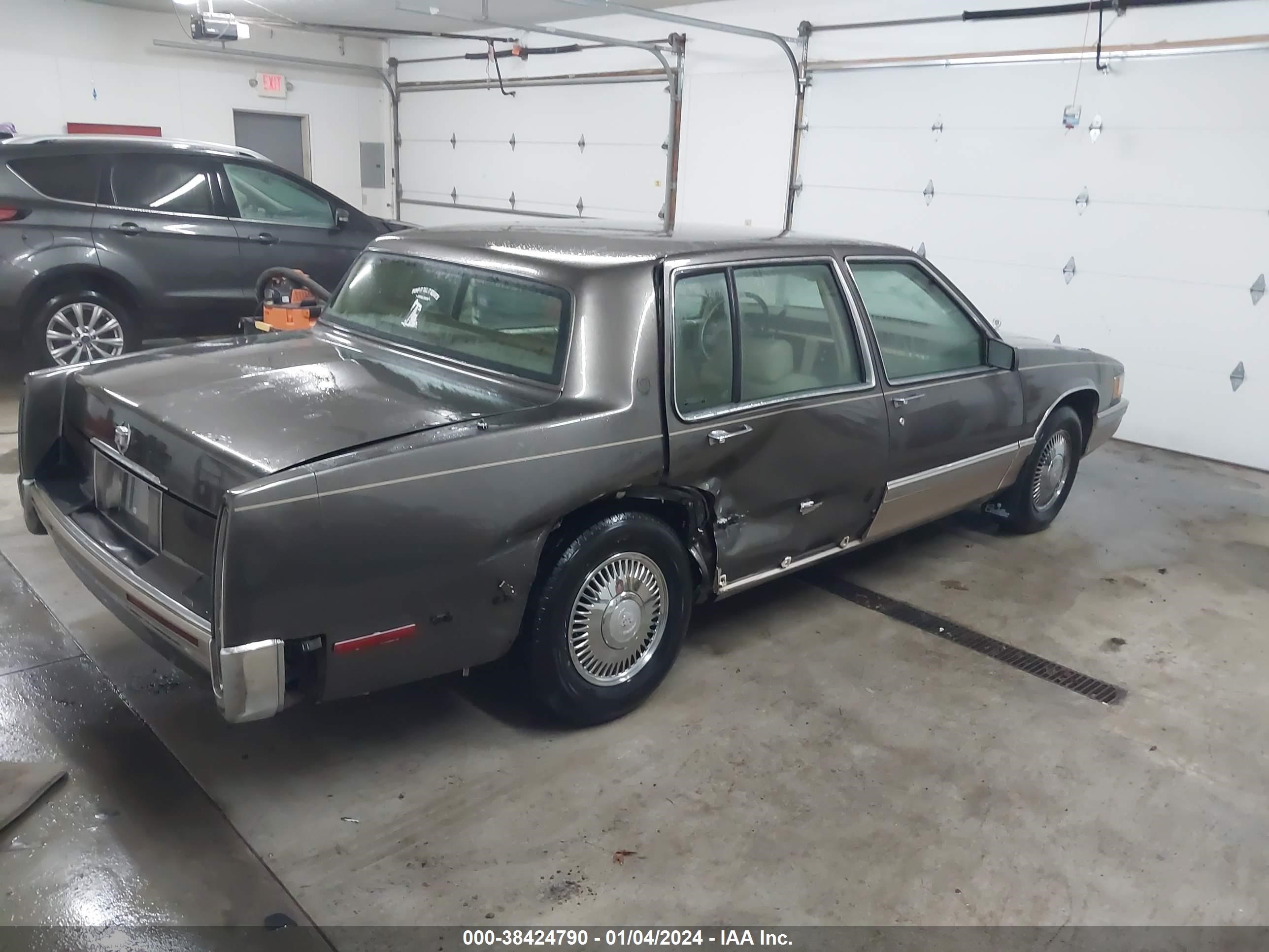 Photo 3 VIN: 1G6CD53B3P4295130 - CADILLAC DE VILLE 