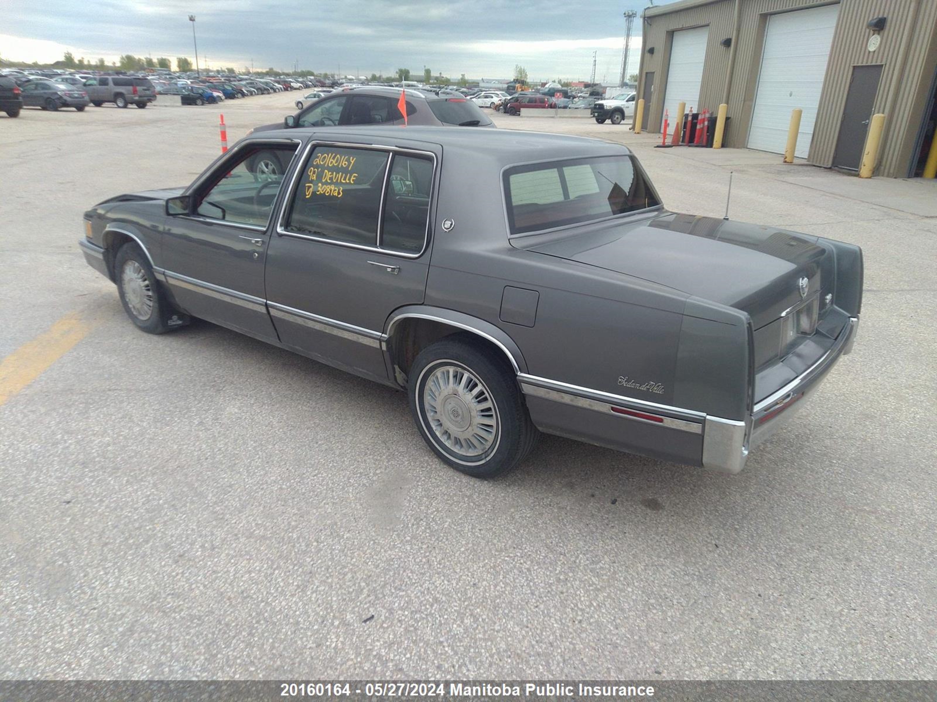 Photo 2 VIN: 1G6CD53BXN4308923 - CADILLAC DE VILLE 