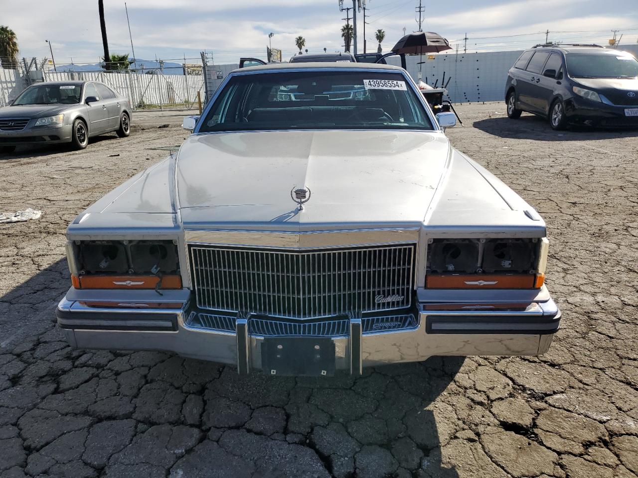 Photo 4 VIN: 1G6CN51Y4KR716306 - CADILLAC BROUGHAM 