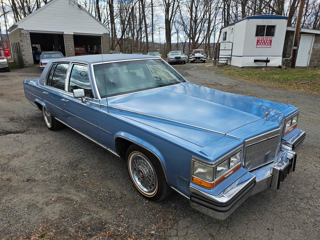 Photo 1 VIN: 1G6DW51Y1KR720054 - CADILLAC BROUGHAM 