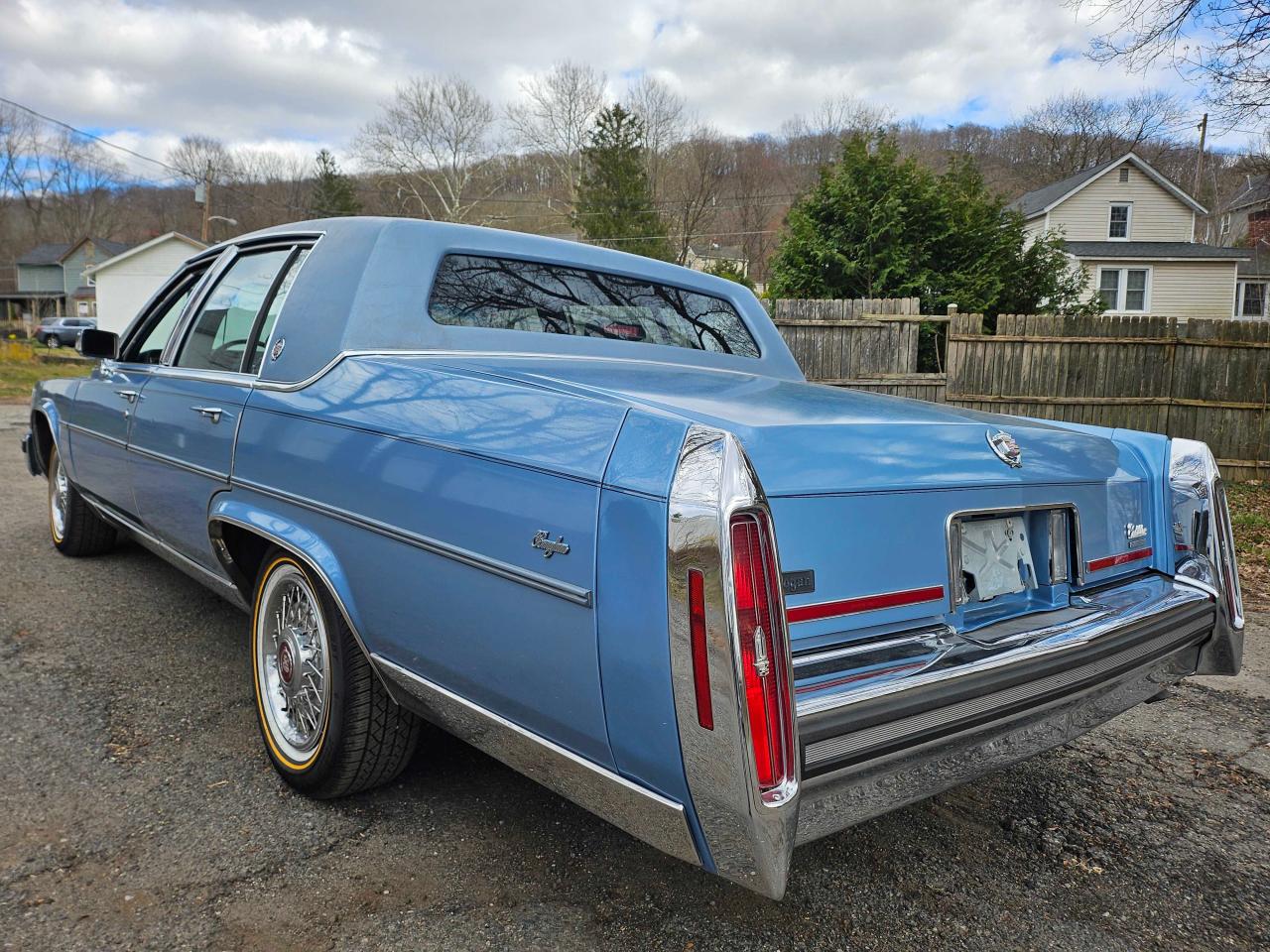 Photo 2 VIN: 1G6DW51Y1KR720054 - CADILLAC BROUGHAM 