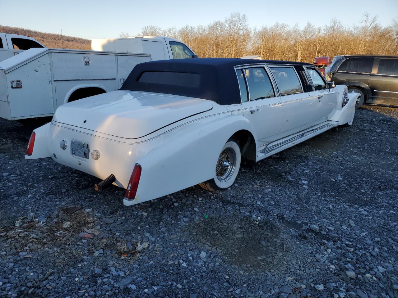 Photo 2 VIN: 1G6DW51Y5JR752410 - CADILLAC BROUGHAM 