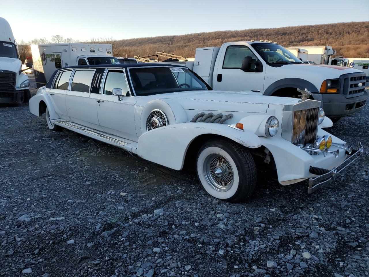 Photo 3 VIN: 1G6DW51Y5JR752410 - CADILLAC BROUGHAM 