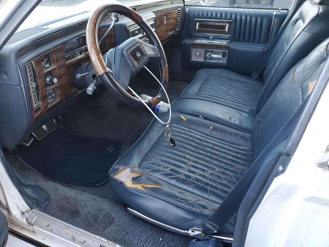 Photo 6 VIN: 1G6DW51Y5JR752410 - CADILLAC BROUGHAM 