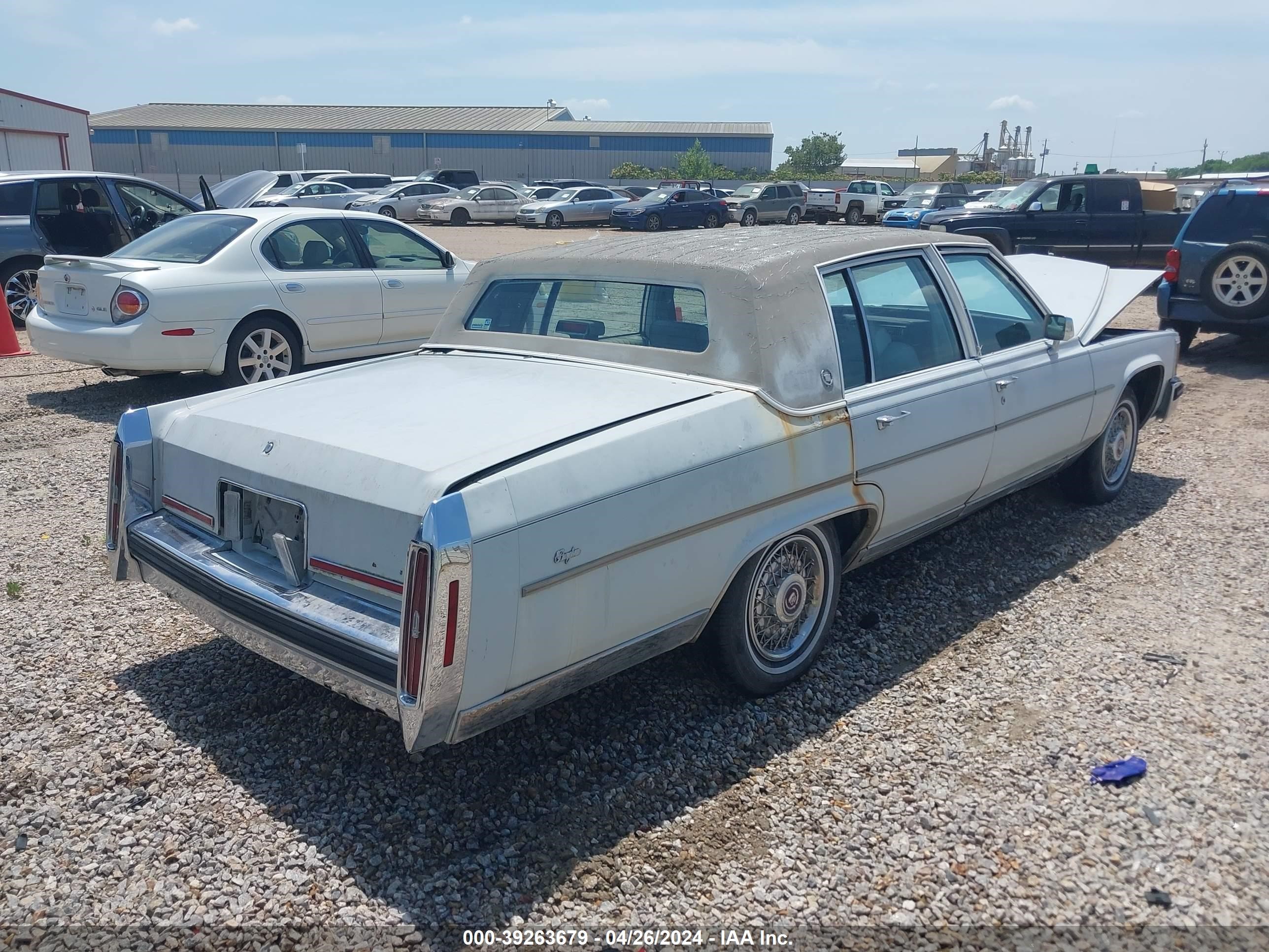 Photo 3 VIN: 1G6DW51Y8H9711053 - CADILLAC BROUGHAM 