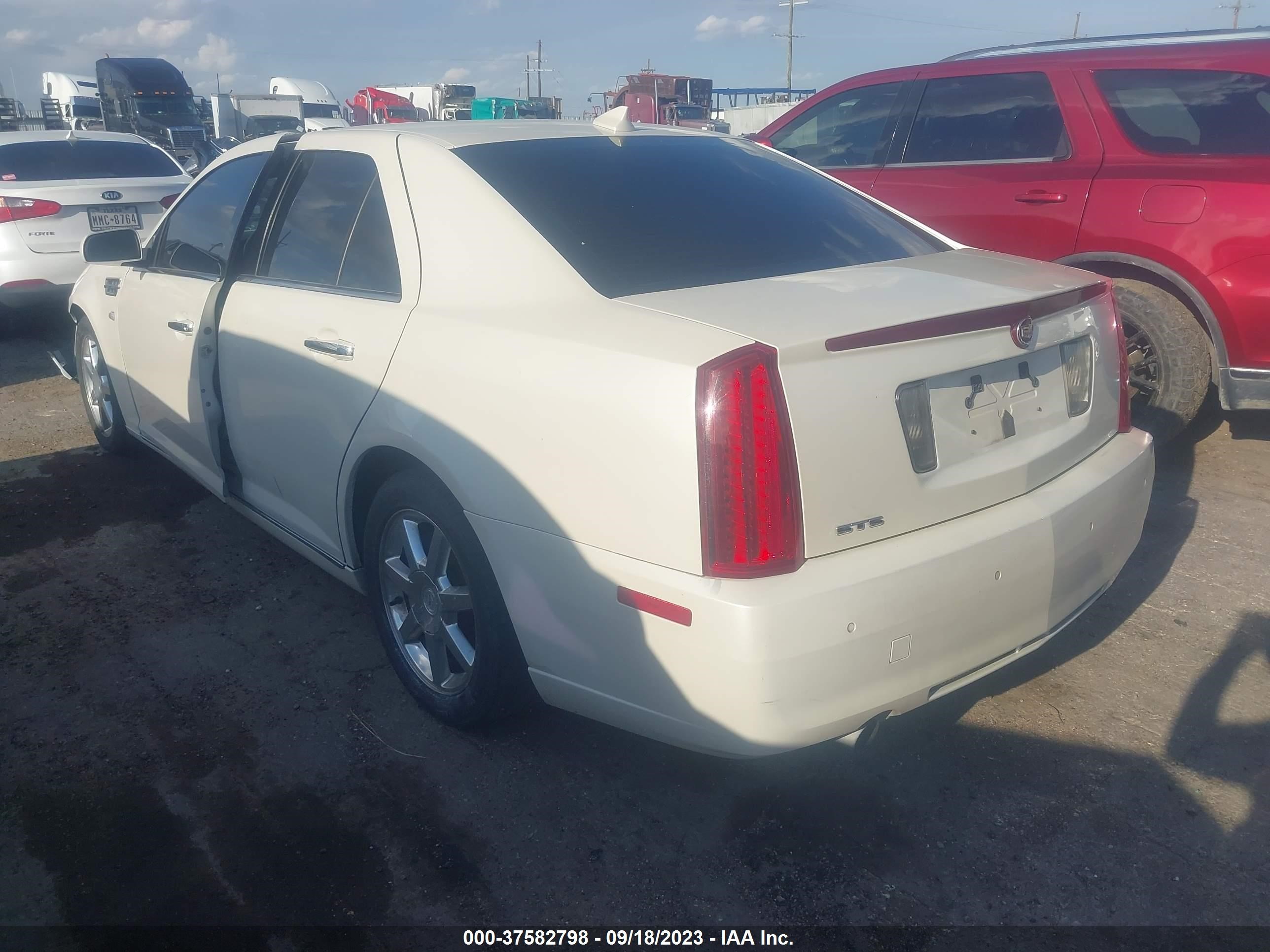 Photo 2 VIN: 1G6DW6ED5B0107260 - CADILLAC STS 