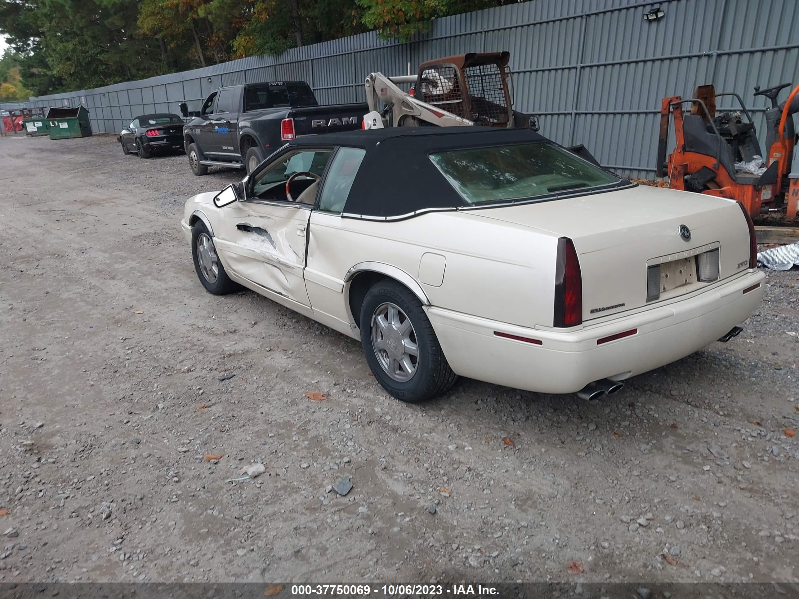 Photo 2 VIN: 1G6ET1293YB703299 - CADILLAC ELDORADO 