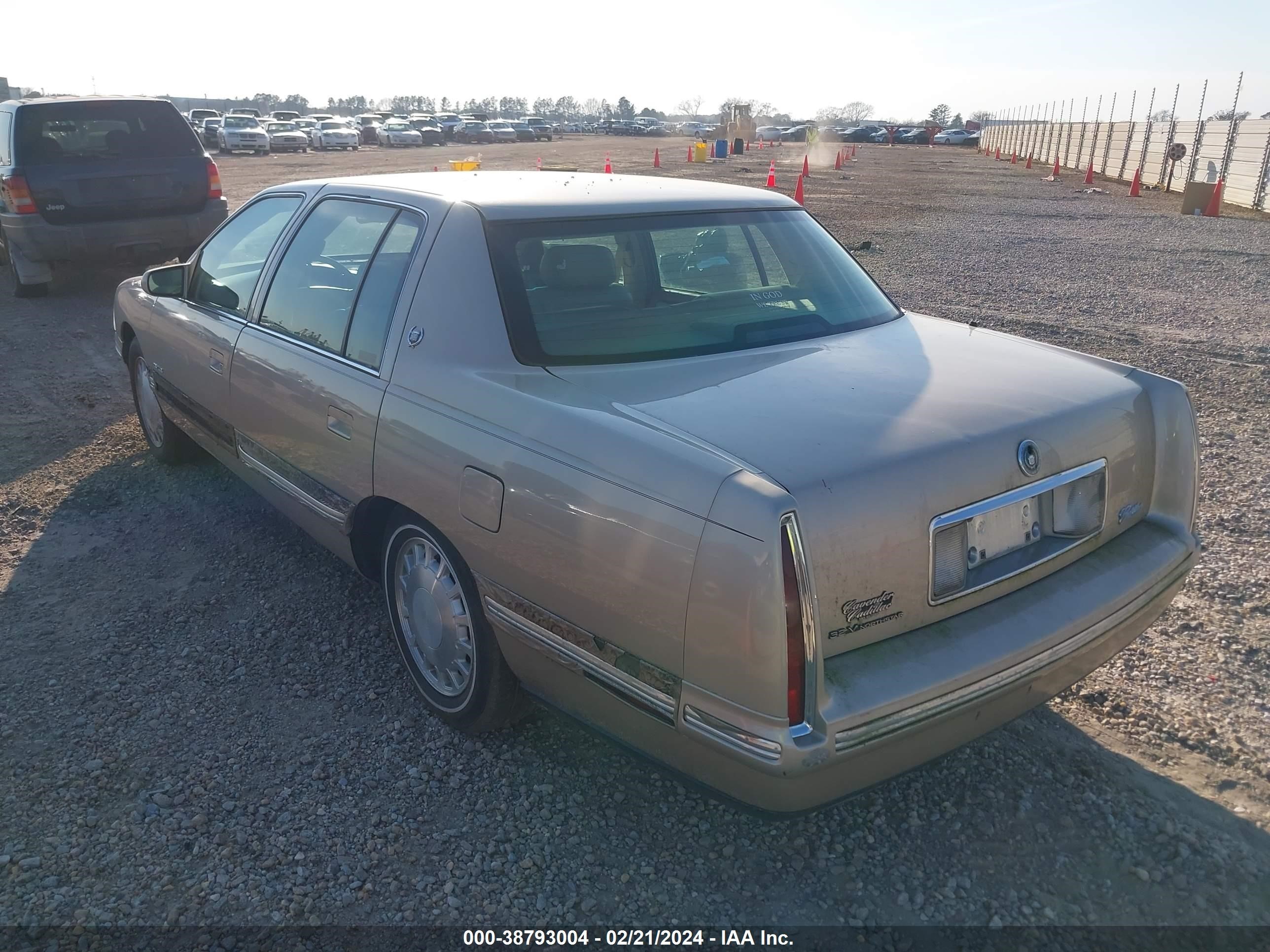 Photo 2 VIN: 1G6KD54Y1WU807934 - CADILLAC DE VILLE 