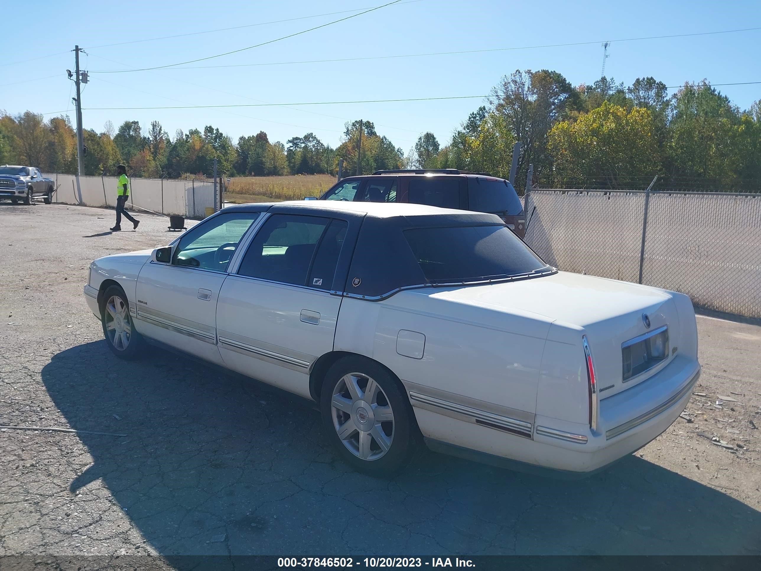 Photo 2 VIN: 1G6KD54Y5WU701115 - CADILLAC DE VILLE 