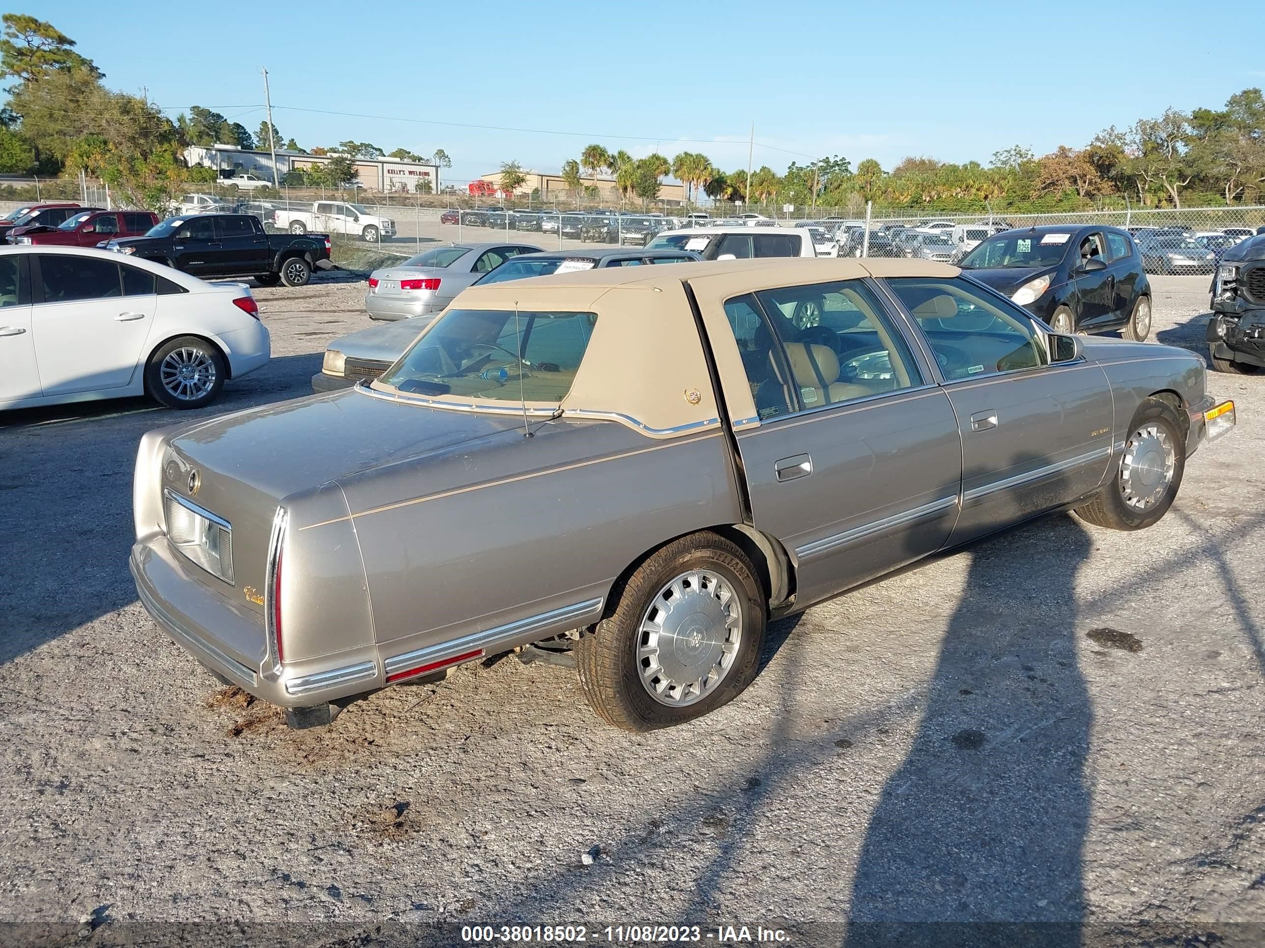 Photo 3 VIN: 1G6KD54Y6XU798410 - CADILLAC DE VILLE 