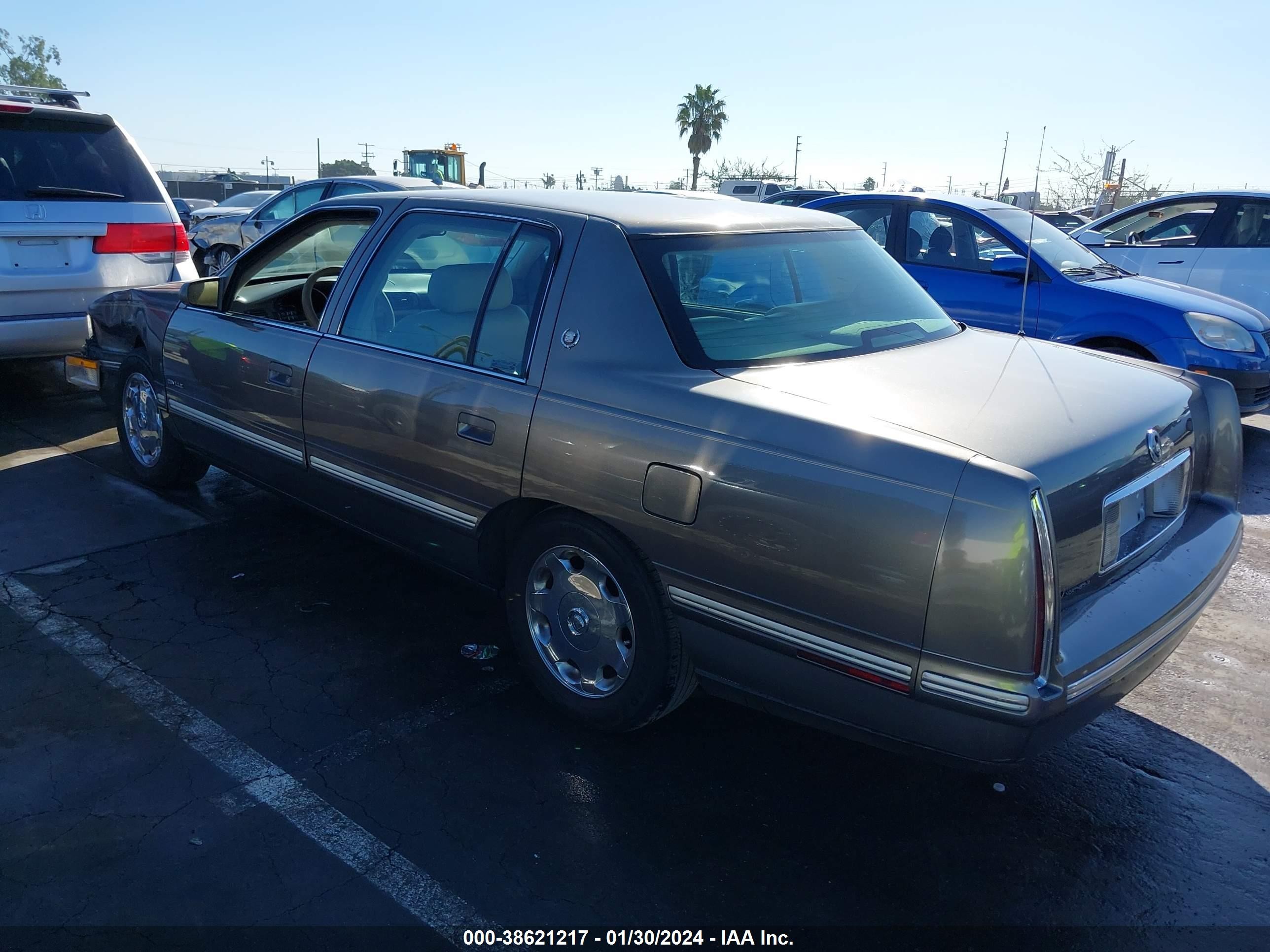 Photo 2 VIN: 1G6KD54Y7XU798917 - CADILLAC DE VILLE 