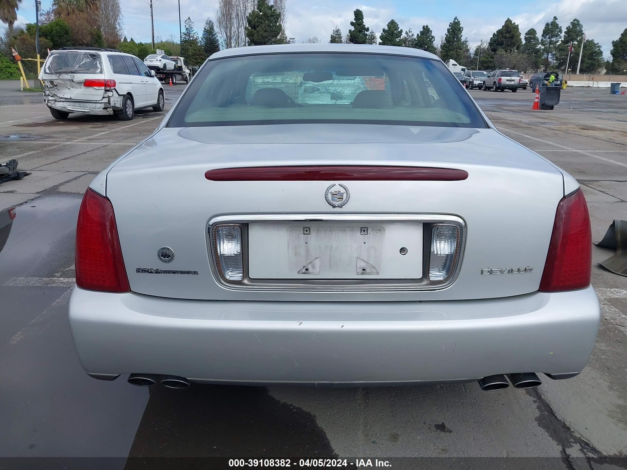 Photo 15 VIN: 1G6KD54Y8YU232718 - CADILLAC DE VILLE 