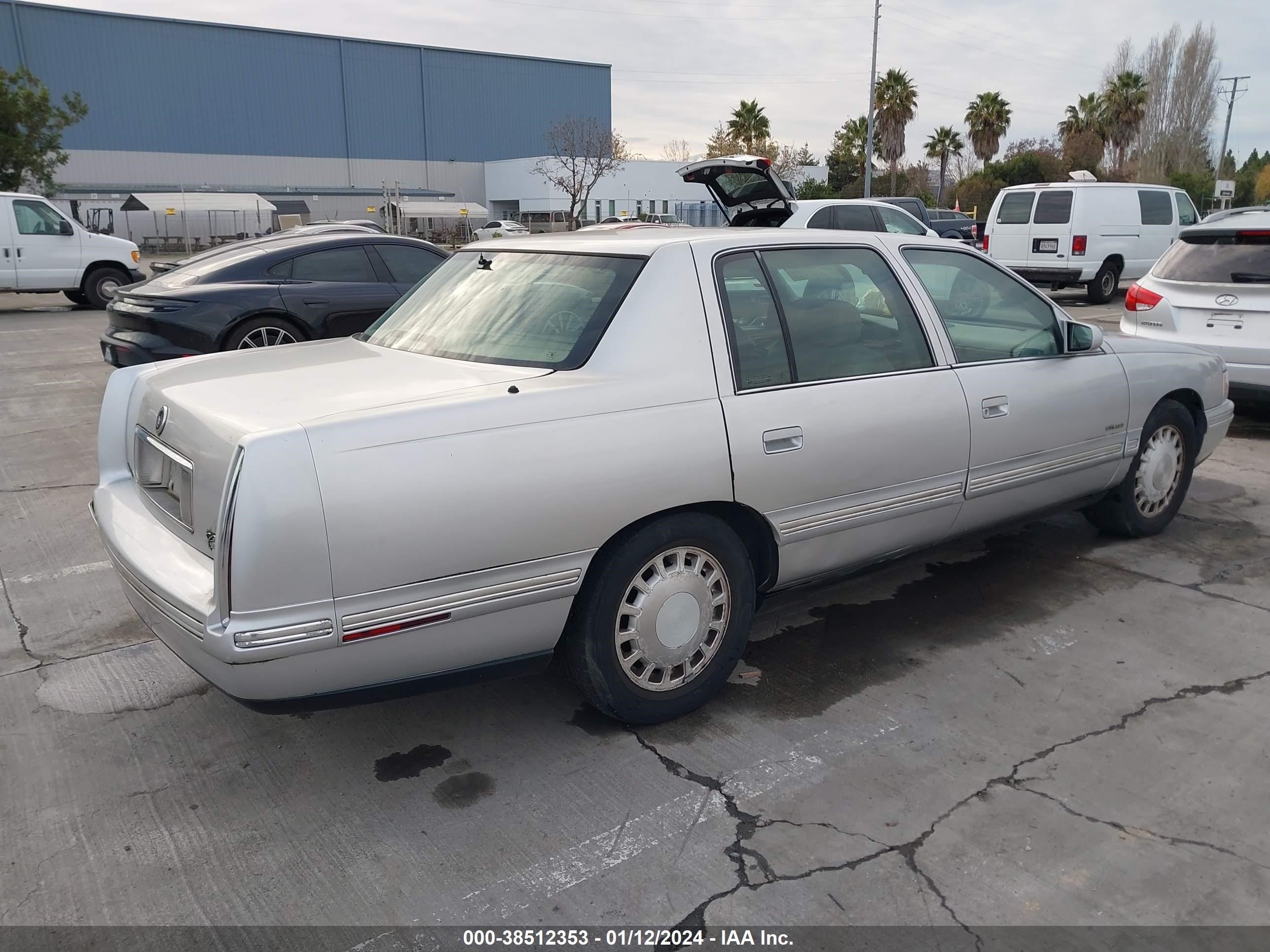 Photo 3 VIN: 1G6KD54YXXU767256 - CADILLAC DE VILLE 