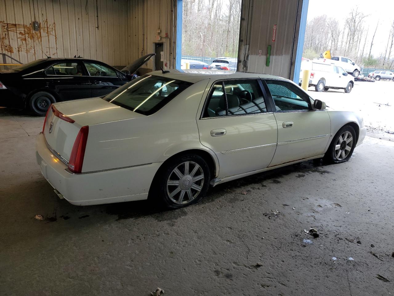 Photo 2 VIN: 1G6KD57Y06U220216 - CADILLAC DTS 