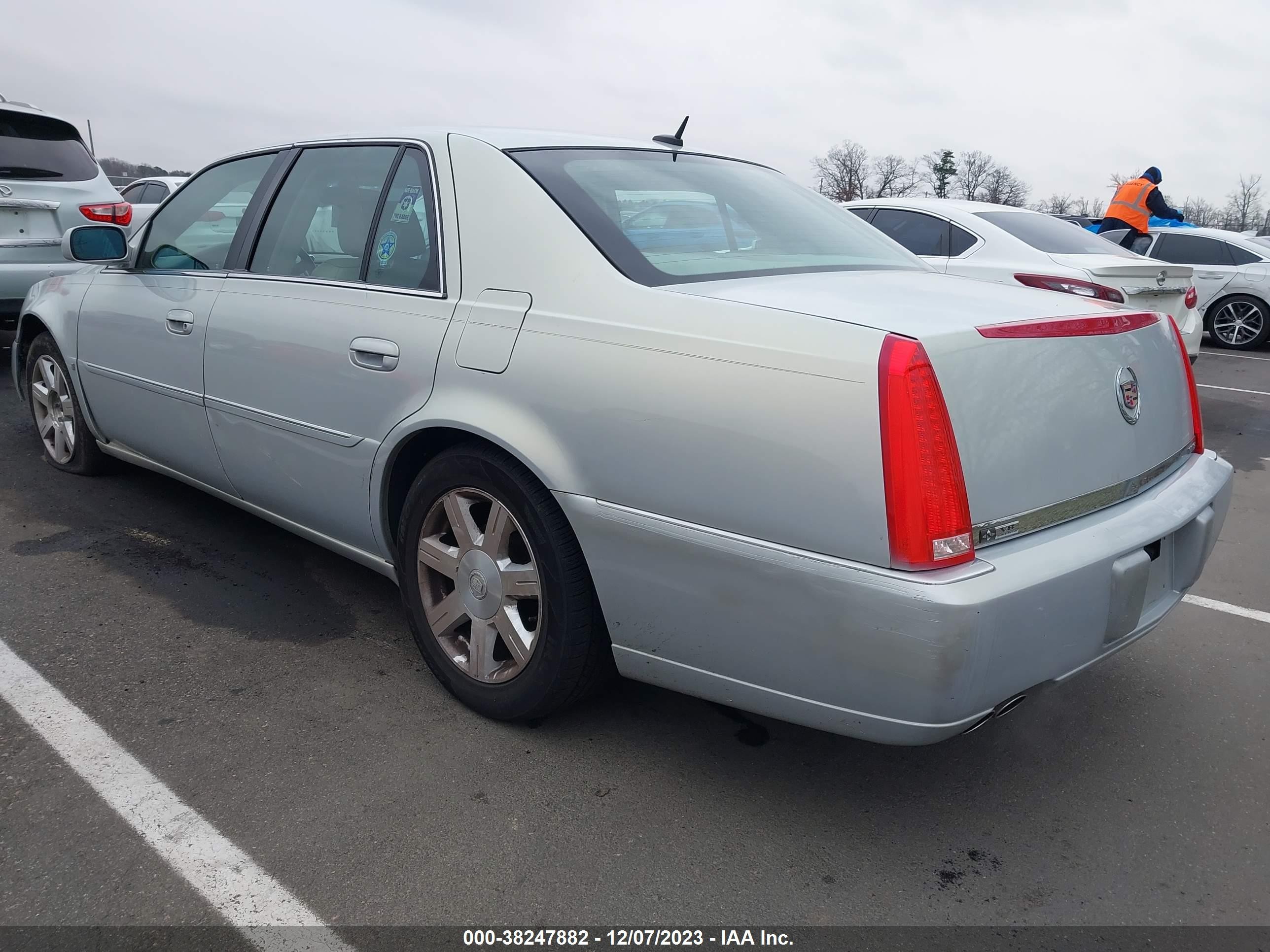 Photo 2 VIN: 1G6KD57Y17U134043 - CADILLAC DTS 