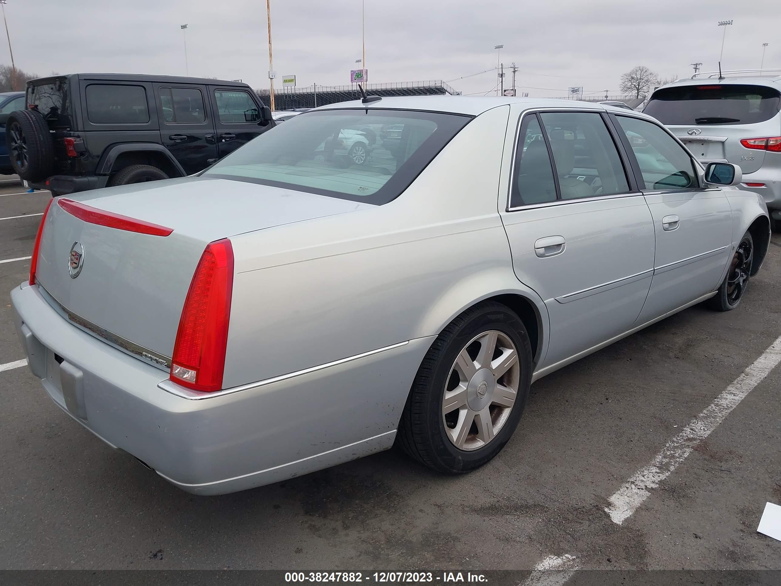 Photo 3 VIN: 1G6KD57Y17U134043 - CADILLAC DTS 