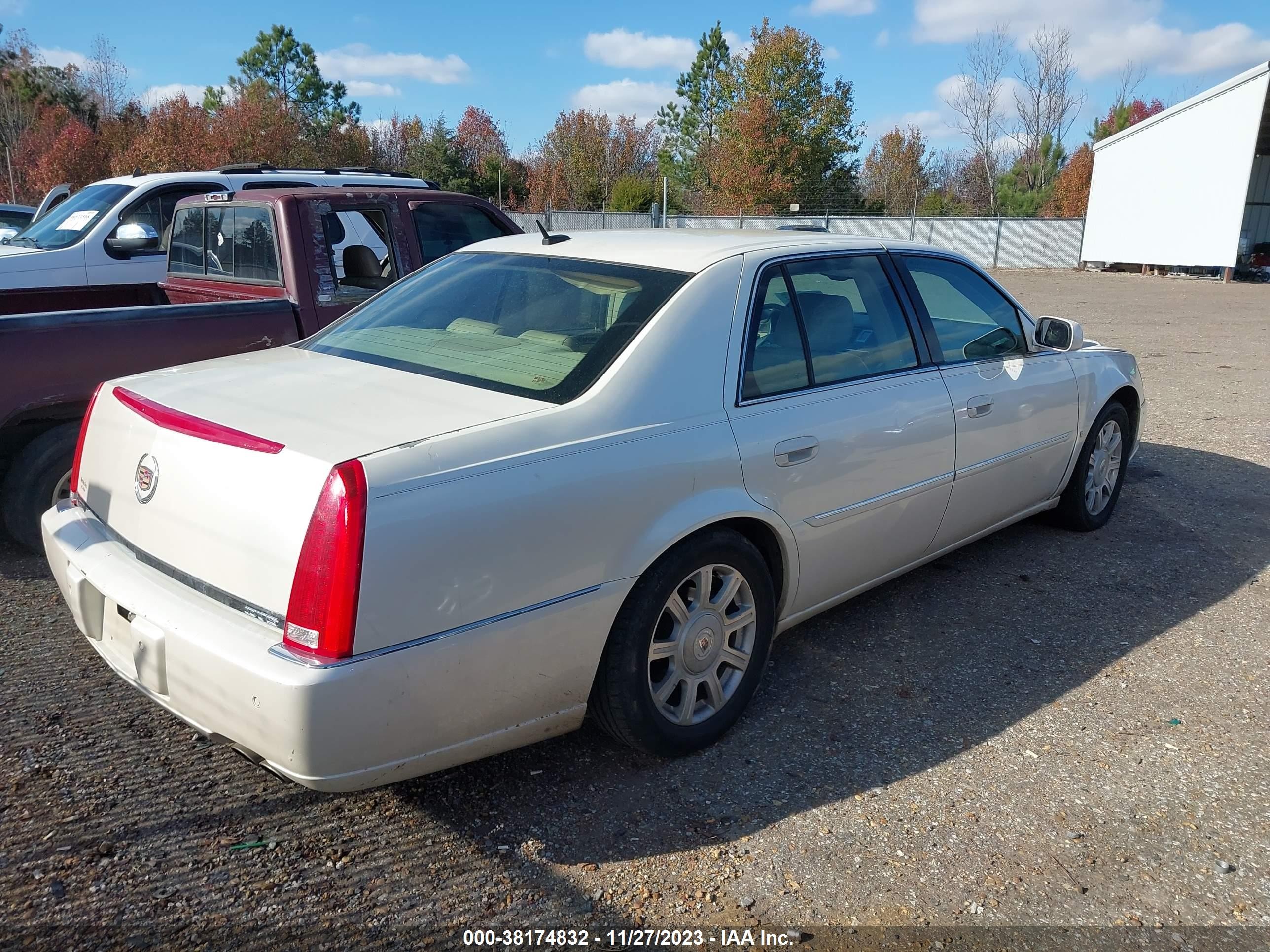 Photo 3 VIN: 1G6KD57Y18U130575 - CADILLAC DTS 