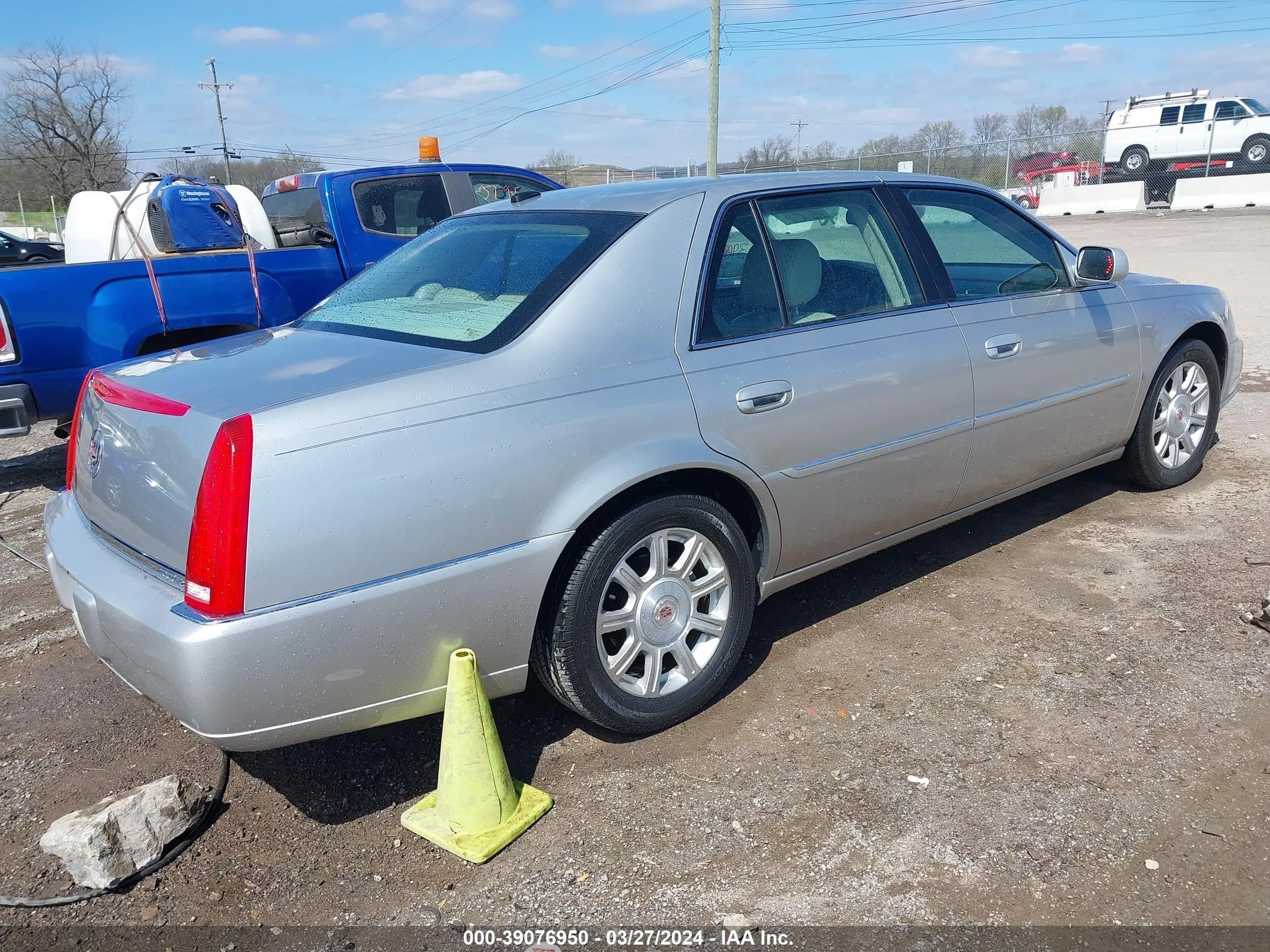 Photo 3 VIN: 1G6KD57Y18U162006 - CADILLAC DTS 