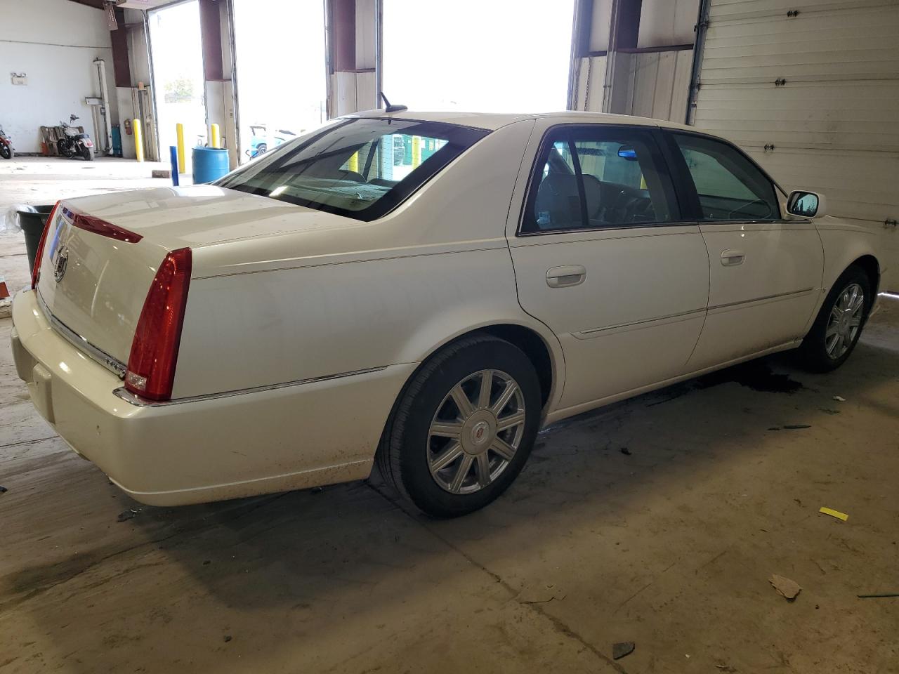 Photo 2 VIN: 1G6KD57Y67U208640 - CADILLAC DTS 