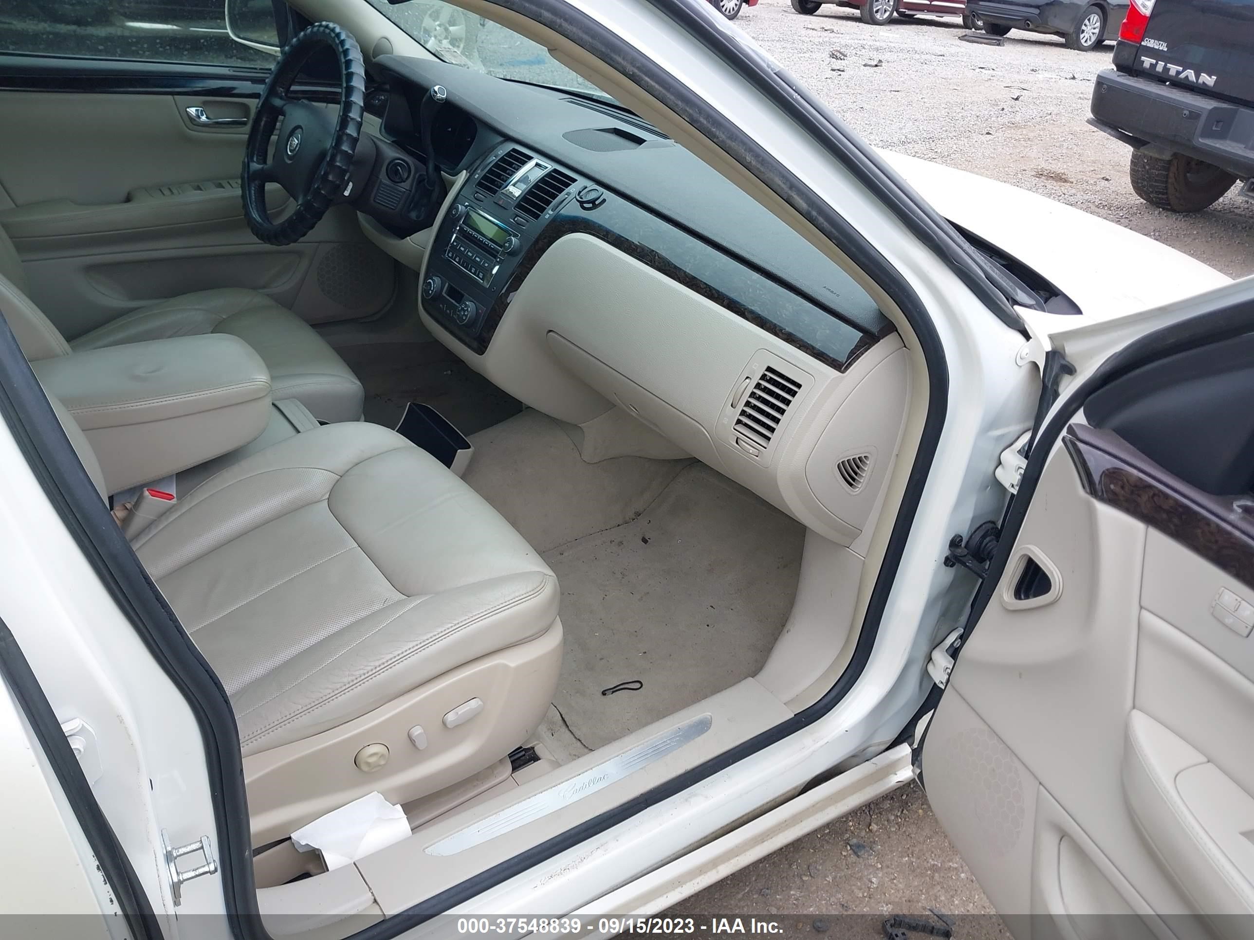 Photo 4 VIN: 1G6KD57Y68U172952 - CADILLAC DTS 