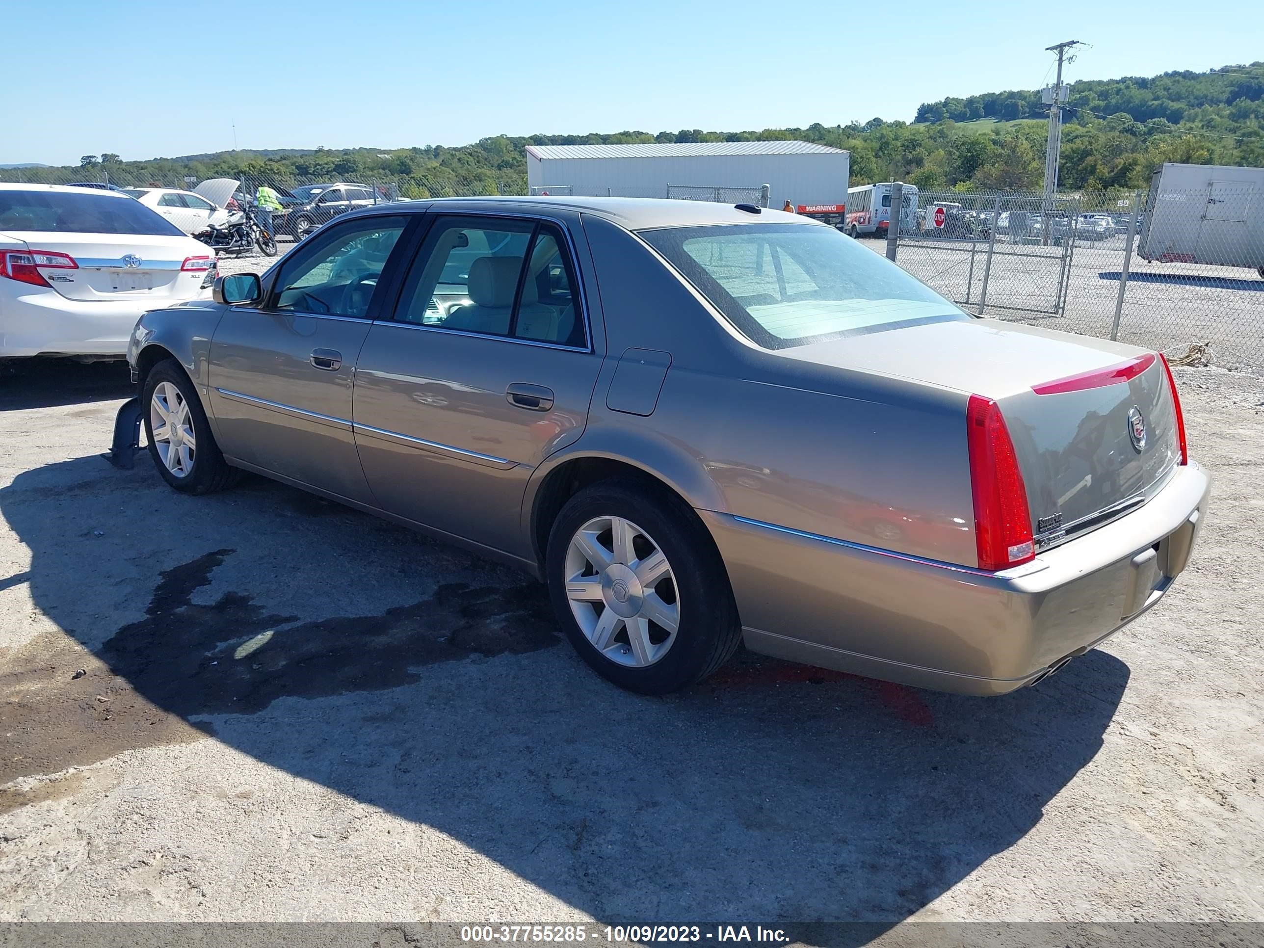 Photo 2 VIN: 1G6KD57YX7U123350 - CADILLAC DTS 