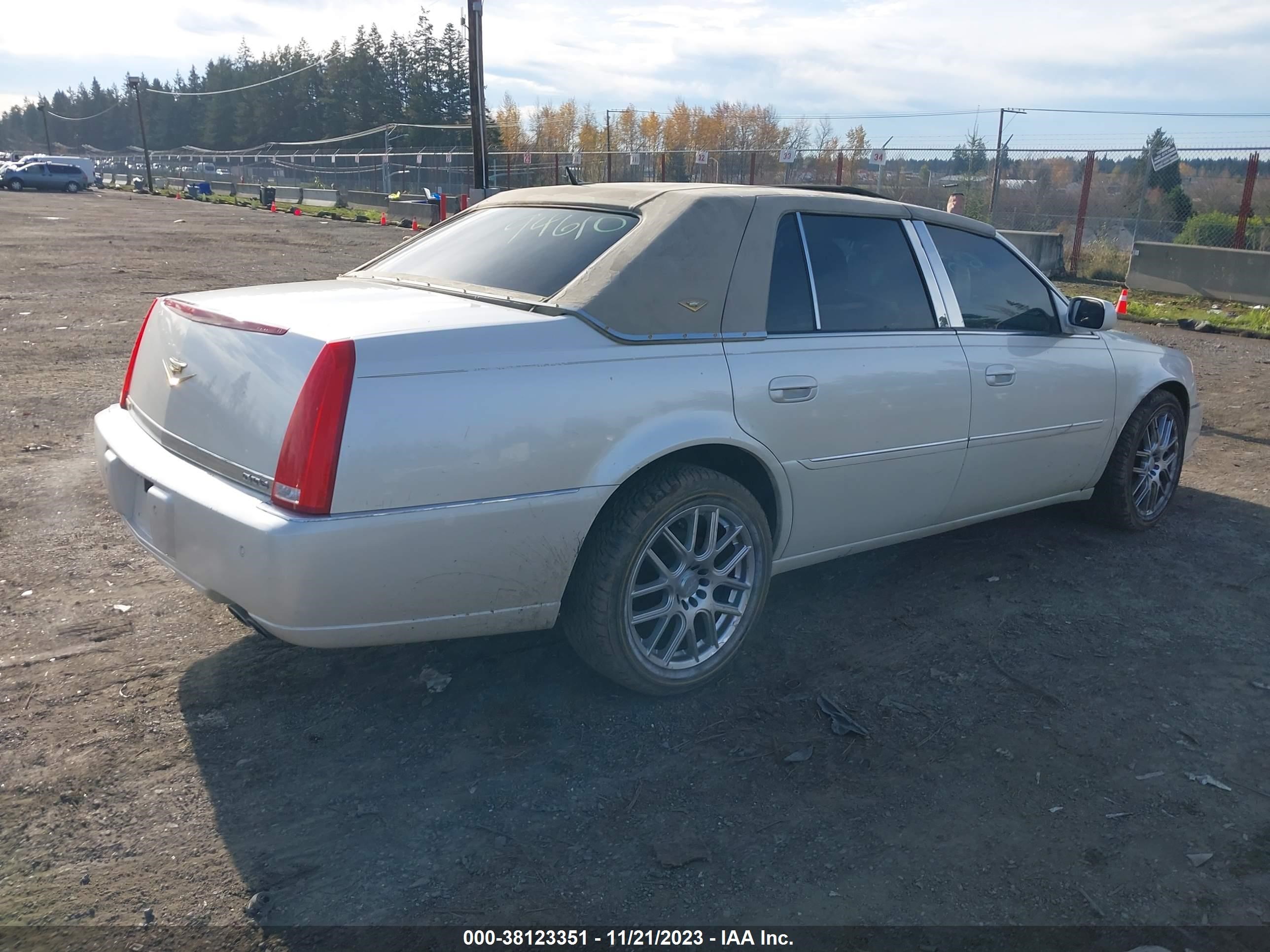 Photo 3 VIN: 1G6KD57YX8U168712 - CADILLAC DTS 