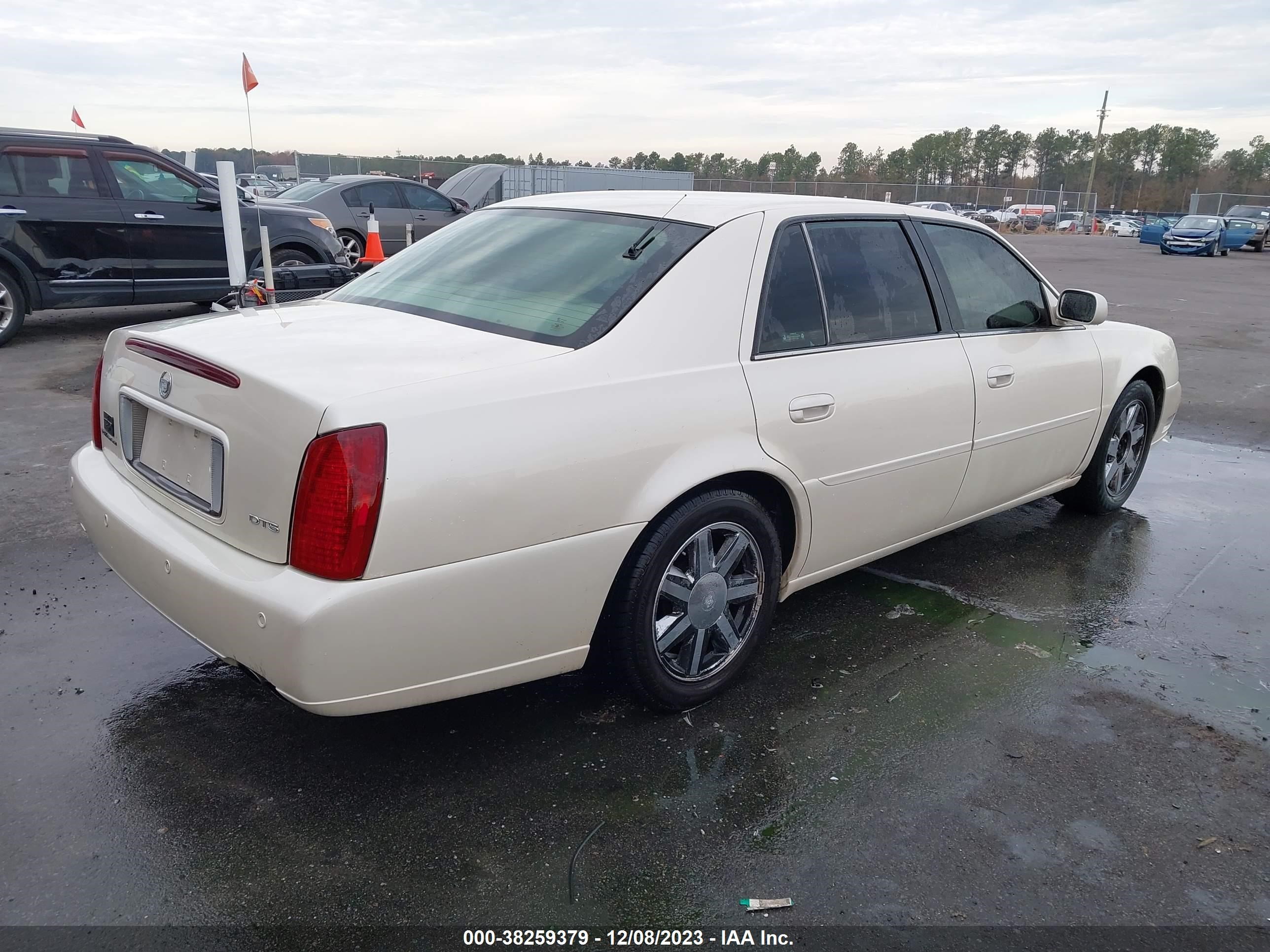 Photo 3 VIN: 1G6KF57923U131407 - CADILLAC DE VILLE 