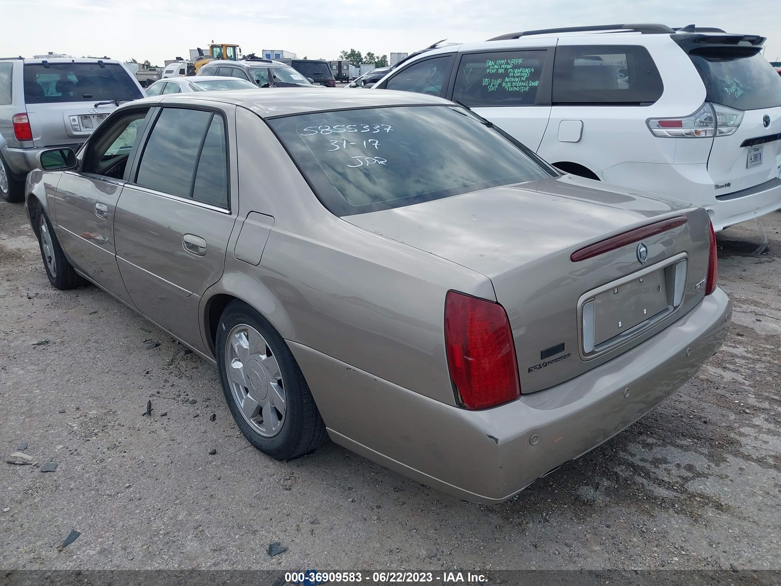 Photo 2 VIN: 1G6KF5799YU355023 - CADILLAC DE VILLE 