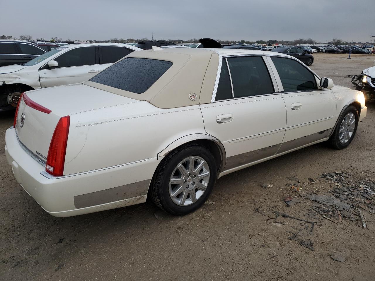 Photo 2 VIN: 1G6KH5E61BU135708 - CADILLAC DTS 