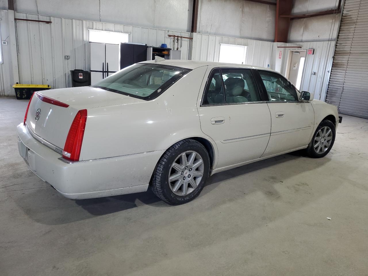 Photo 2 VIN: 1G6KH5EY7AU126544 - CADILLAC DTS 