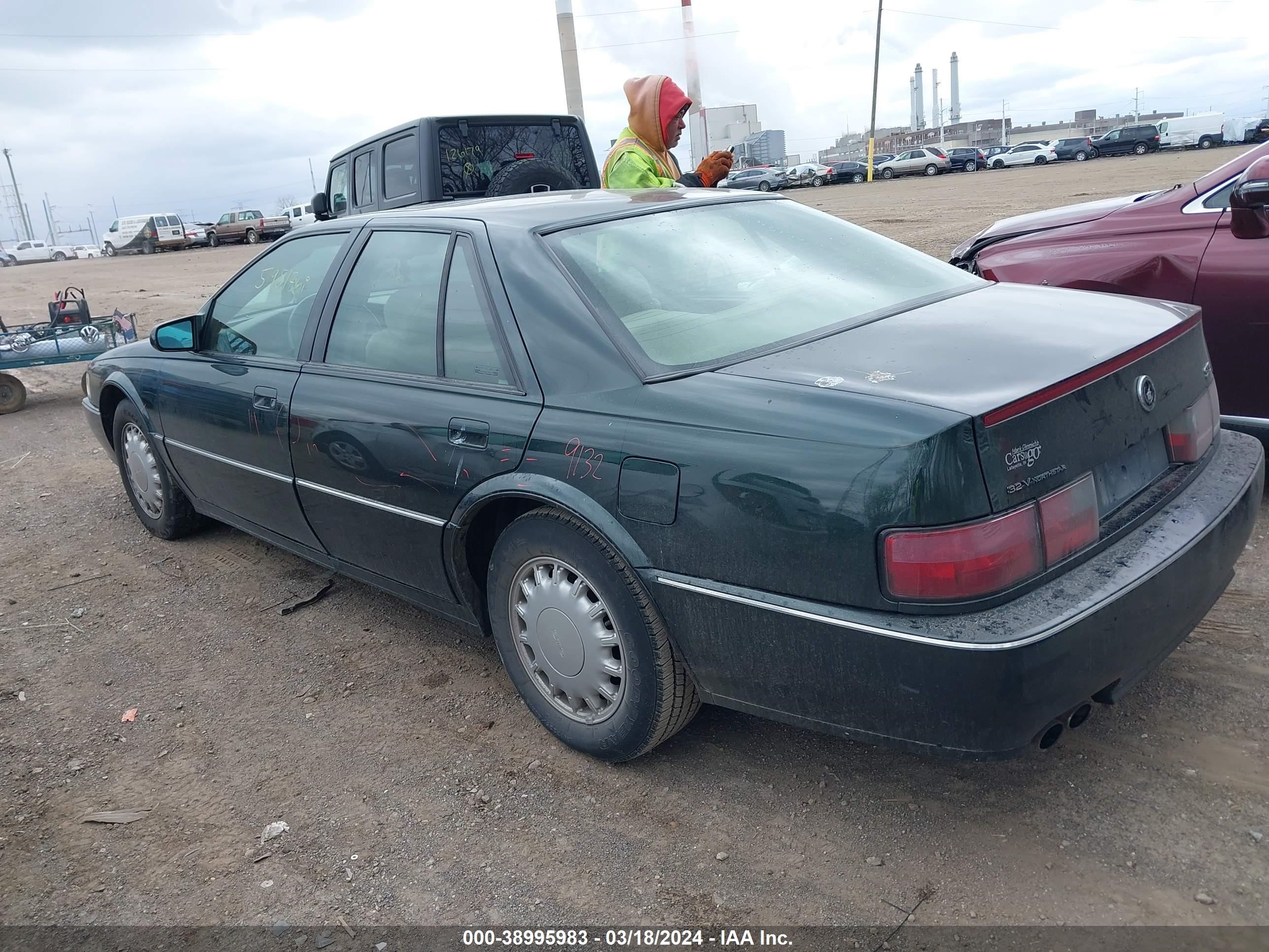 Photo 2 VIN: 1G6KY5299PU808637 - CADILLAC SEVILLE 